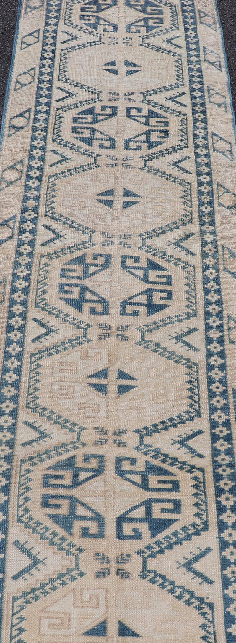 Tapis de couloir turc Oushak à motif géométrique en bleu marine 2'5 x 9'8 en vente 1