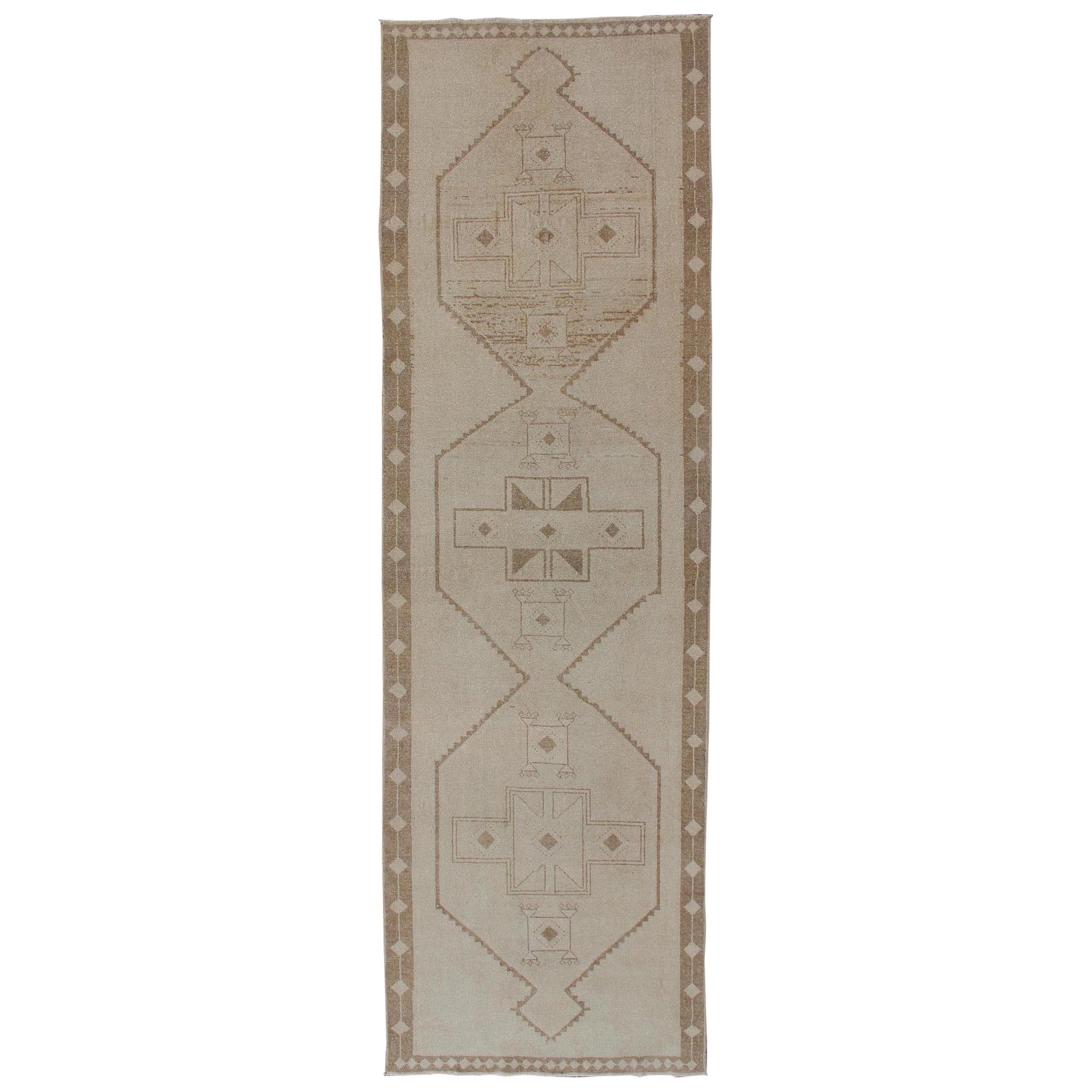 Runner turco vintage in Oushak con medaglioni geometrici in tan e marrone chiaro