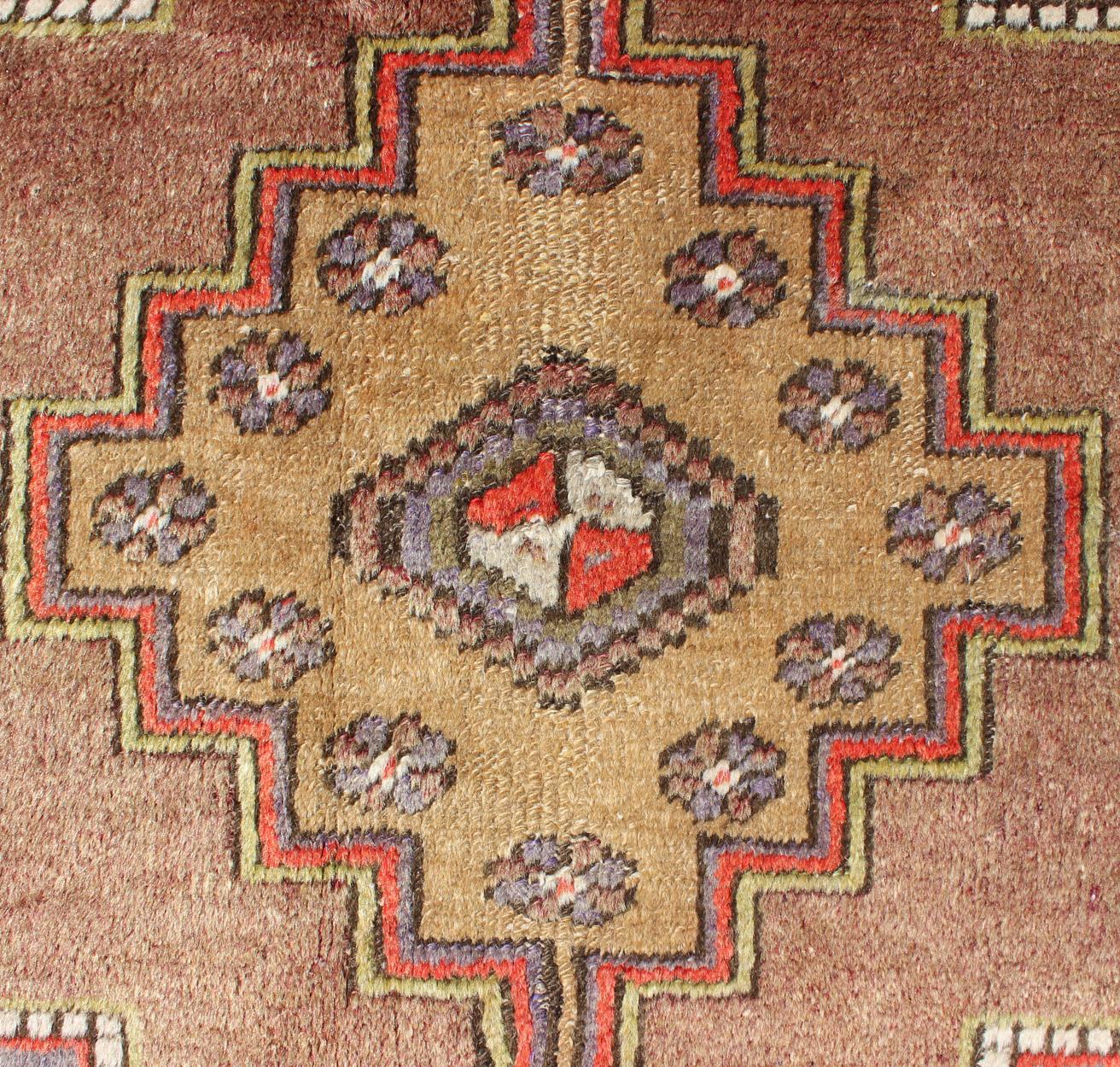 Oushak mit geometrischen Motiven, gefüllt mit Medaillon (Türkisch) im Angebot