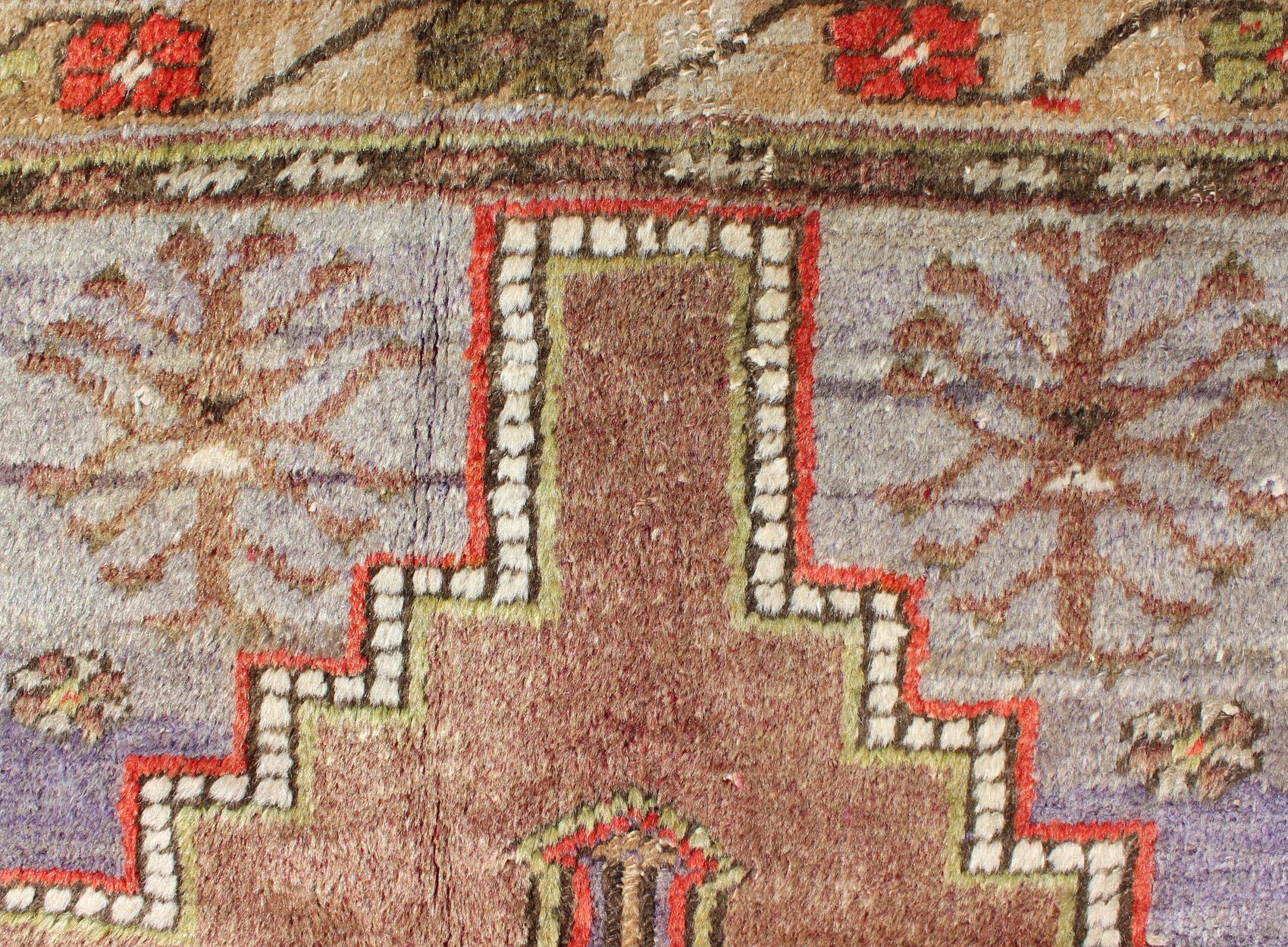 Oushak mit geometrischen Motiven, gefüllt mit Medaillon (Handgeknüpft) im Angebot