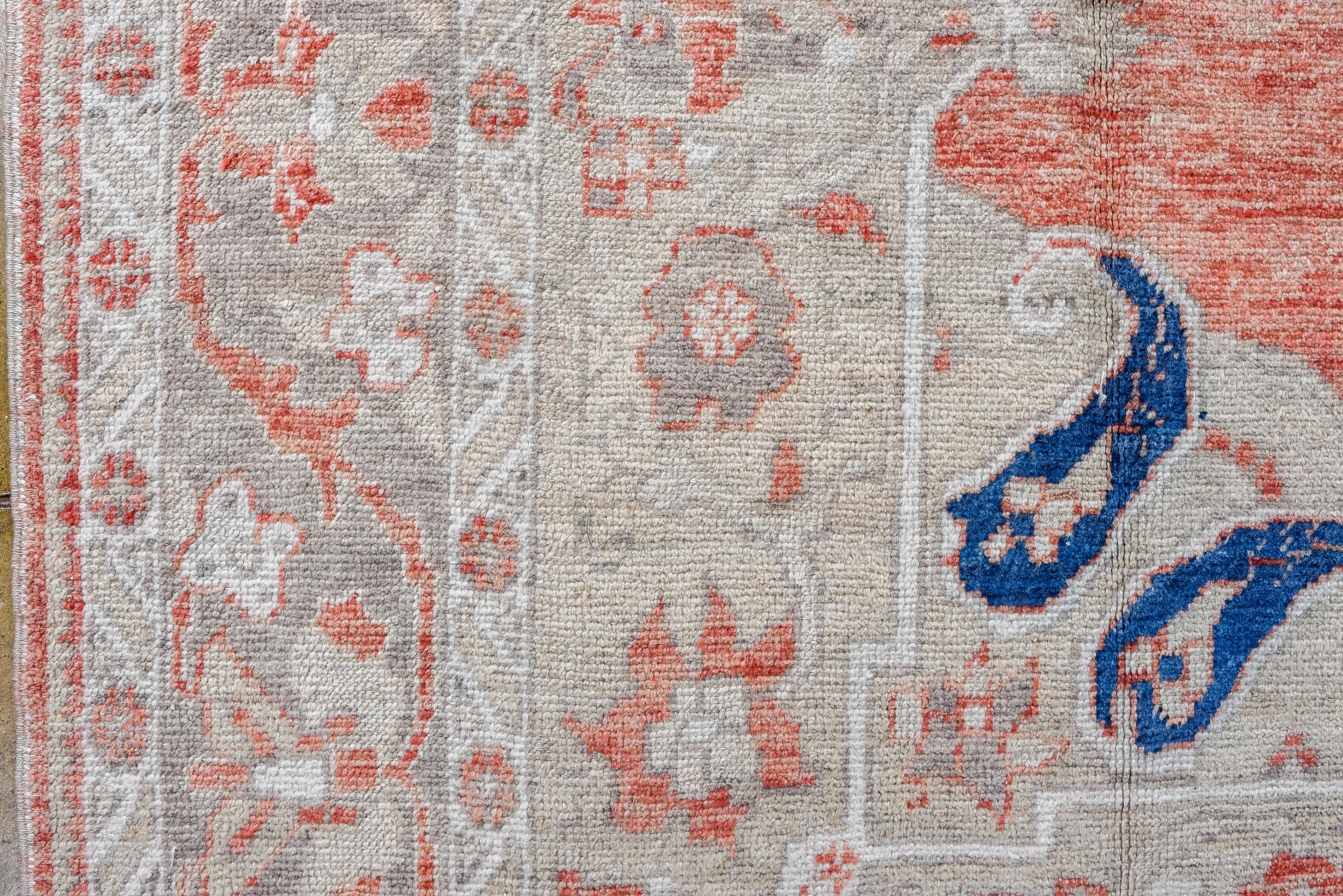 Oushak d'epoca con campo rosso ruggine e disegni floreali In condizioni buone in vendita a New York, NY