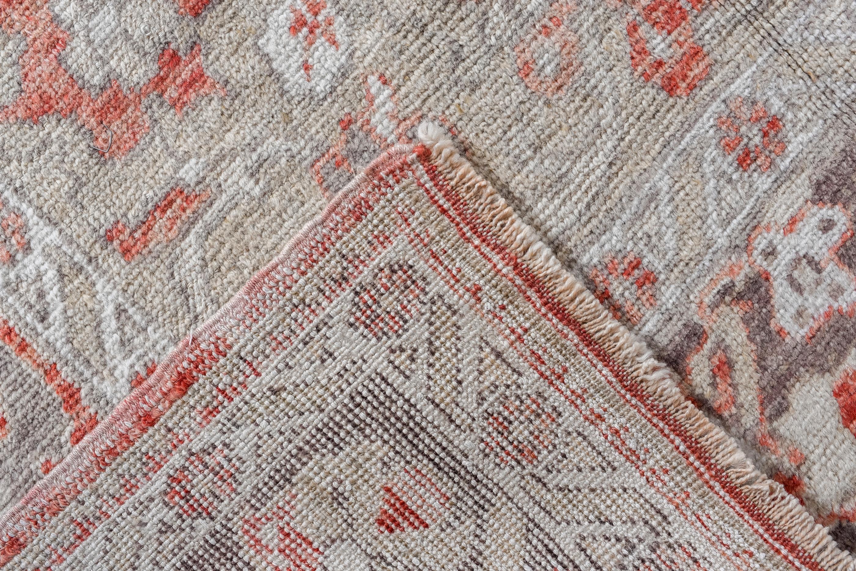 XX secolo Oushak d'epoca con campo rosso ruggine e disegni floreali in vendita