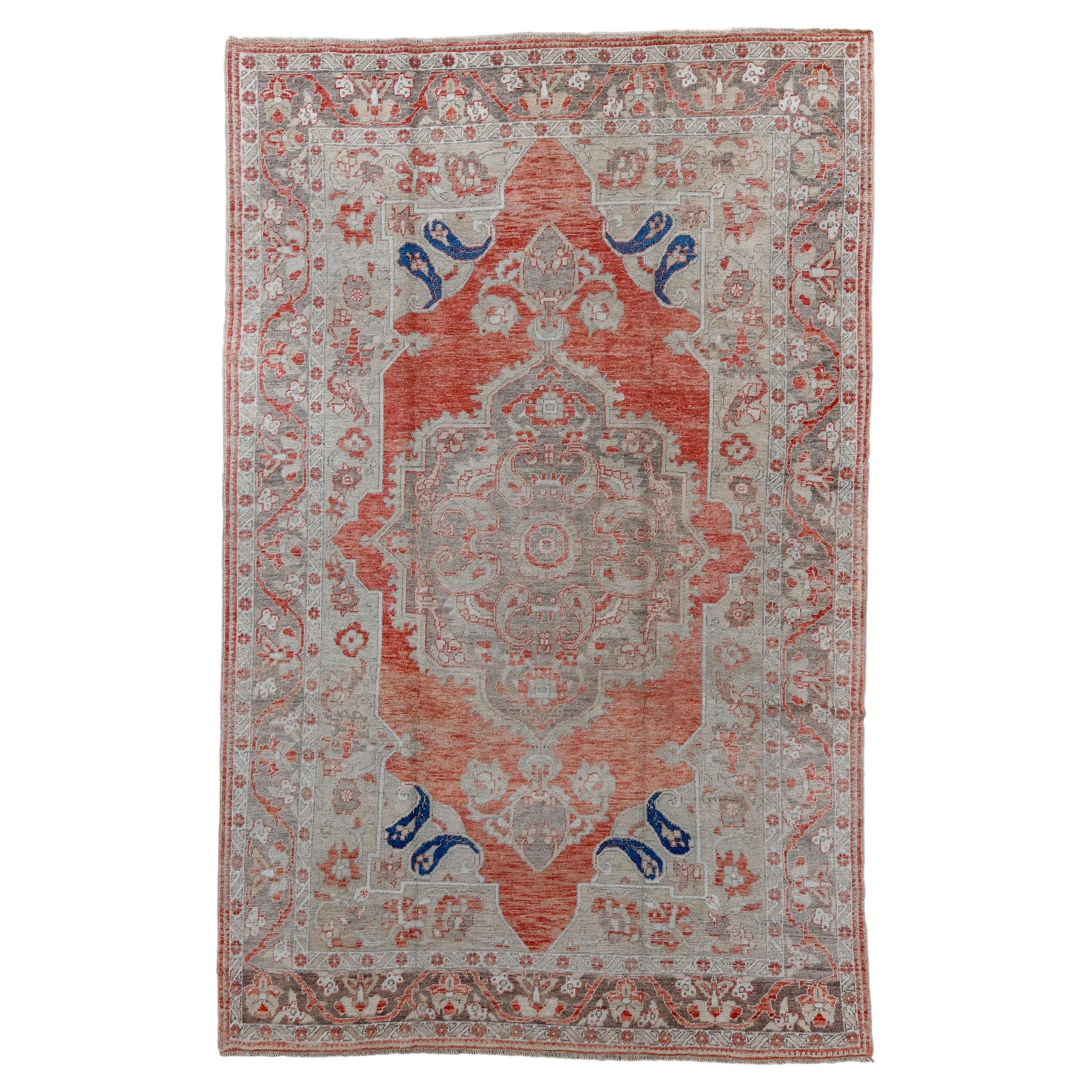 Oushak im Vintage-Stil mit rostrotem Feld und floralem Design