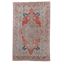 Oushak vintage con campo rojo óxido y diseño floral