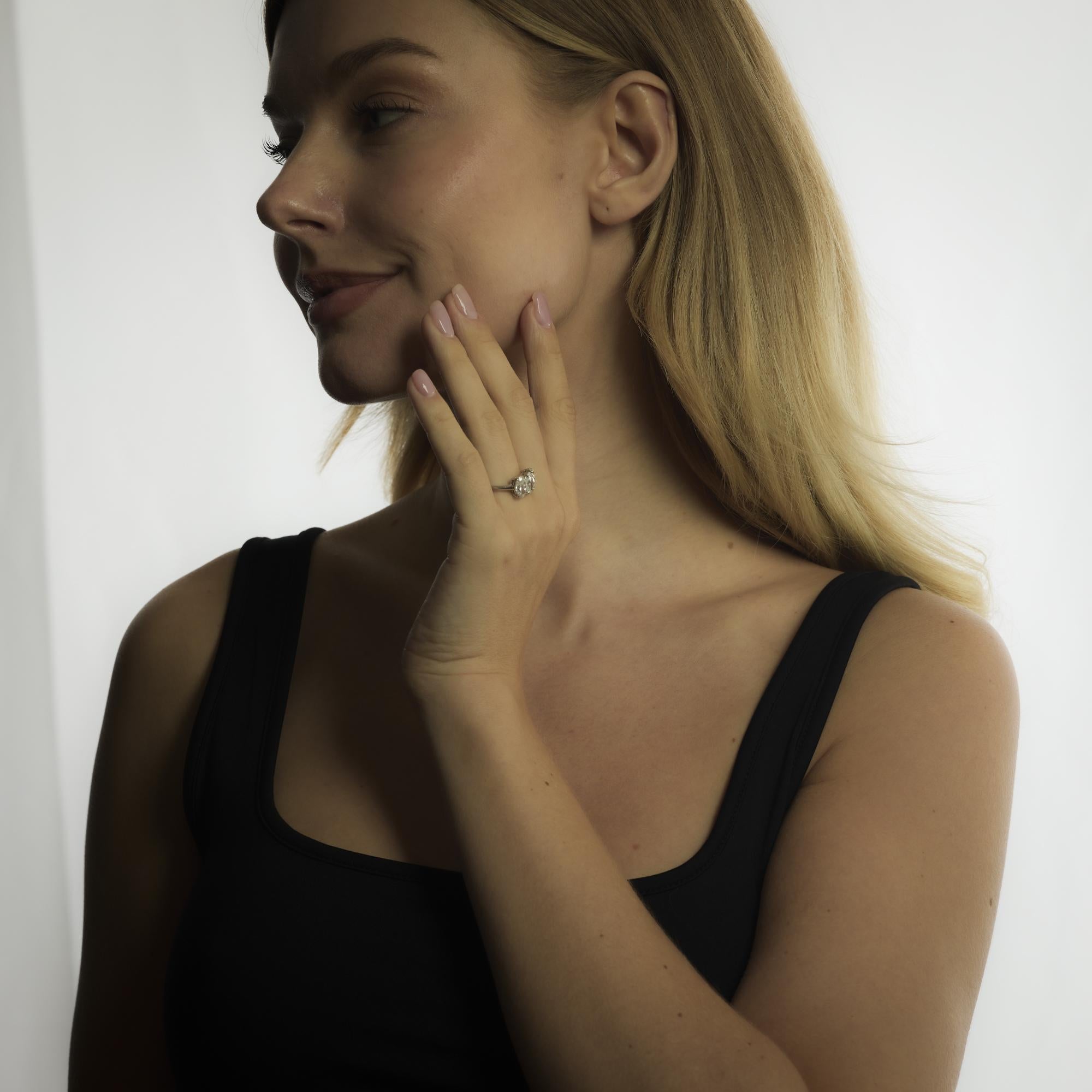 Un sorprendente anello vintage in platino con tre diamanti taglio ovale per un totale di circa 3,30 carati, la cui brillantezza è incorniciata in un elegante design a tre pietre senza tempo.