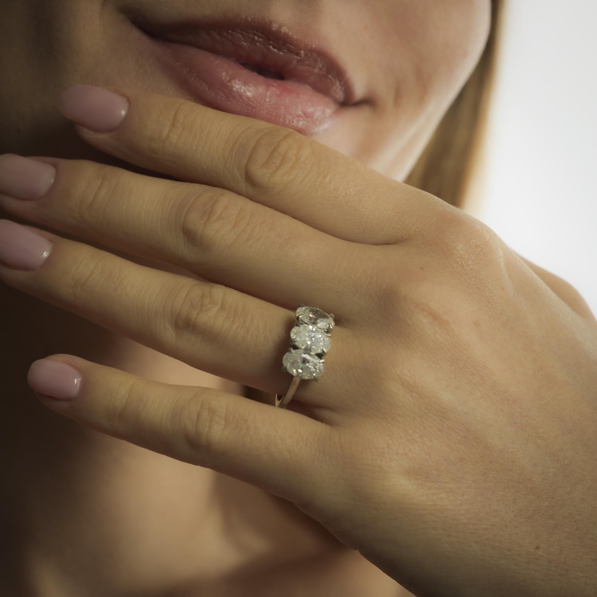 Anello di fidanzamento ovale vintage con 3,30 carati e 3 pietre in platino in vendita 1