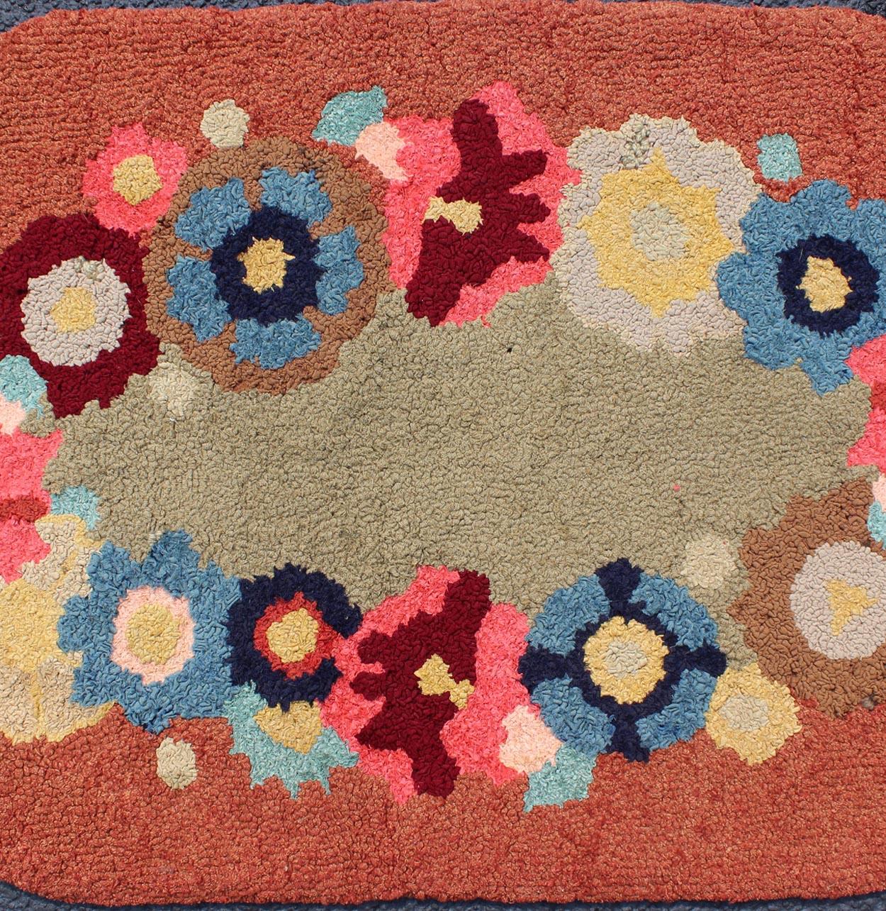 Ovaler amerikanischer Vintage-Teppich mit Kapuze und großem Blumenmuster (Amerikanisch Kolonial) im Angebot