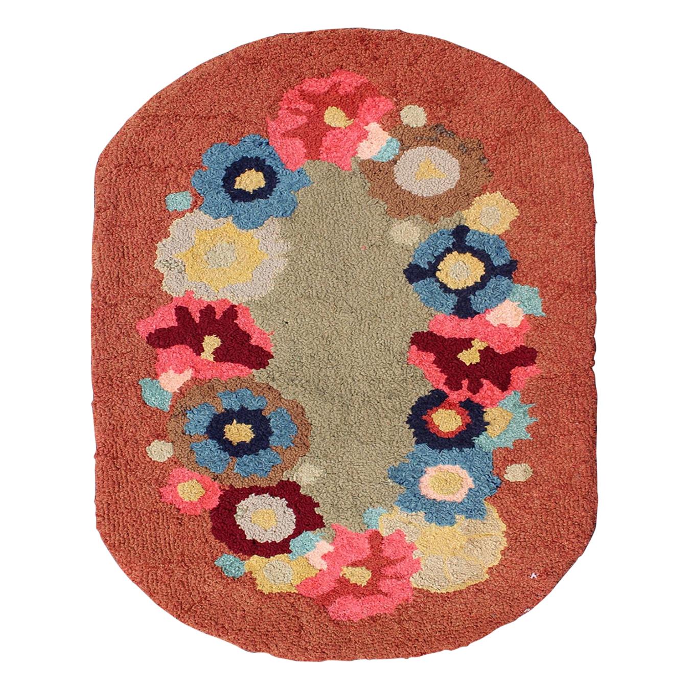 Ovaler amerikanischer Vintage-Teppich mit Kapuze und großem Blumenmuster