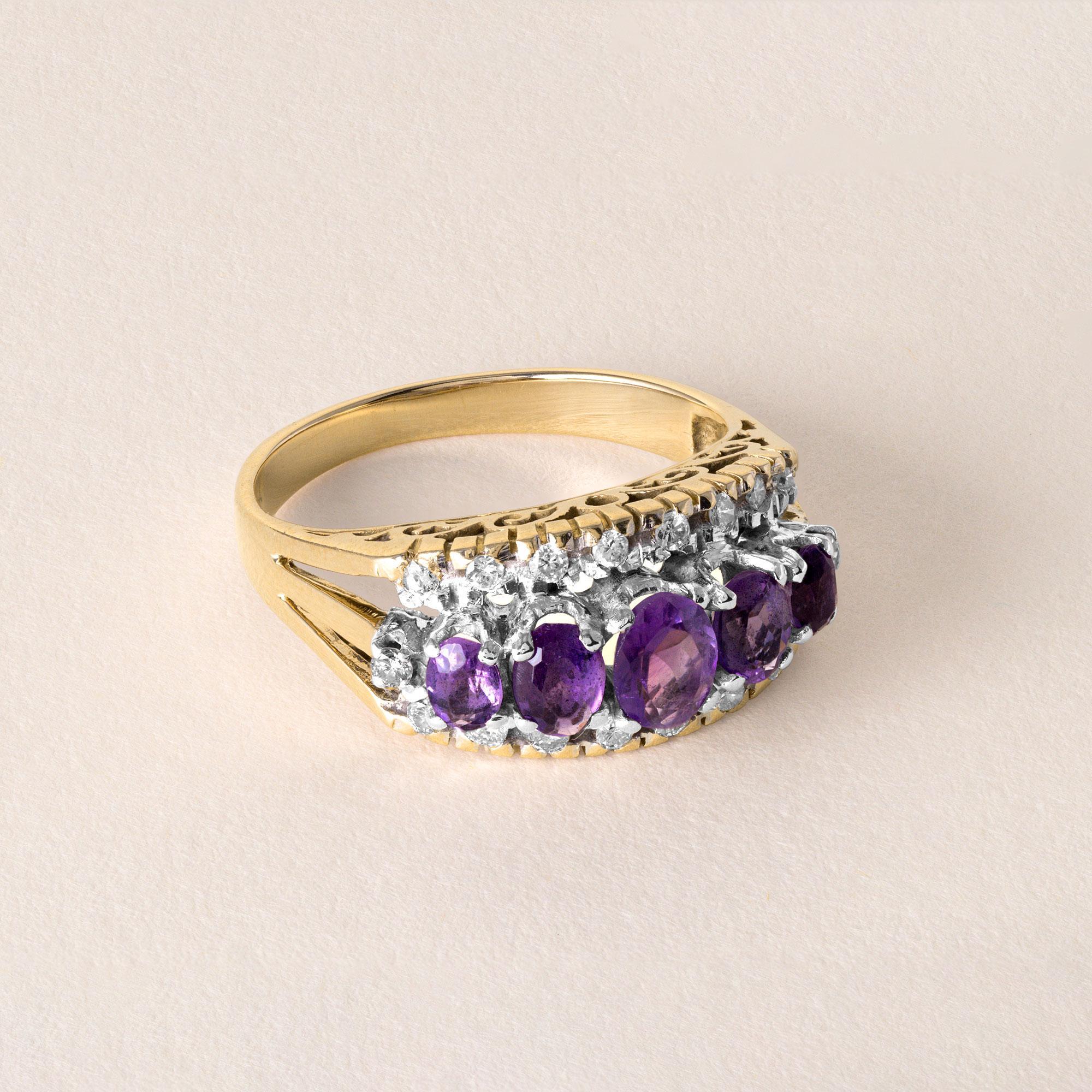 Circa 1950er Jahre
7 graduierte Amethyst-Ovale mit Zacken besetzt
~0,40 Karat insgesamt
gerahmt mit 2 Reihen von Diamanten
18 runde Brillanten mit einem Gewicht von ~ 0,20 Karat
Filigranes Detail Band
Dreifach geteilter Schaft
F-G VS-SI
Ring Größe