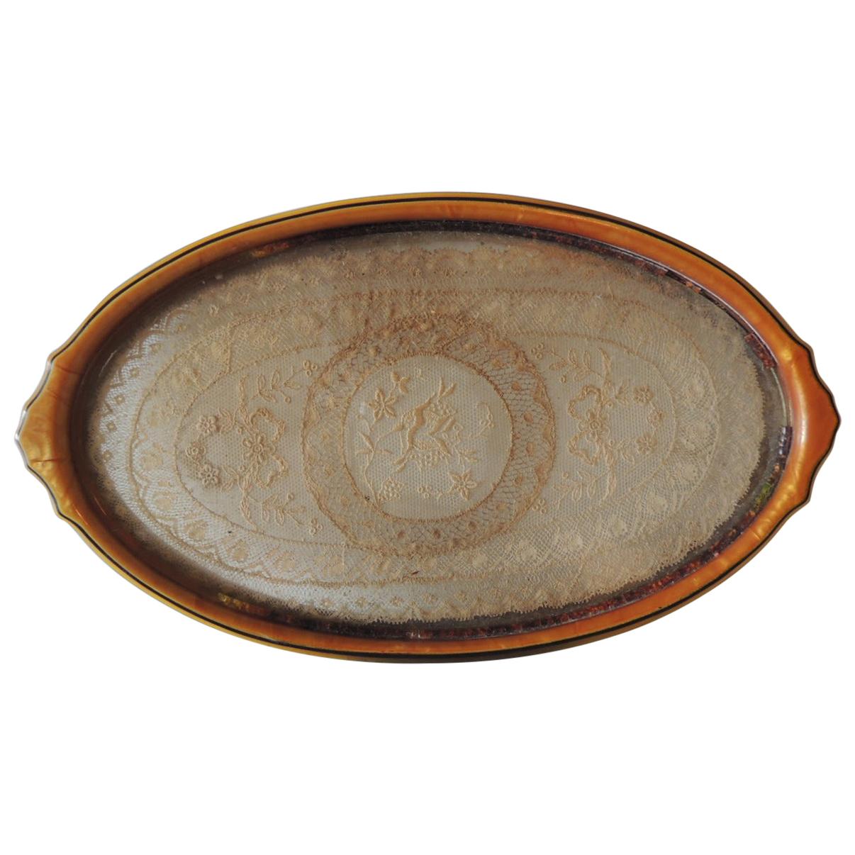 Vieux plateau de toilette ovale en bakelite avec insertion de dentelle