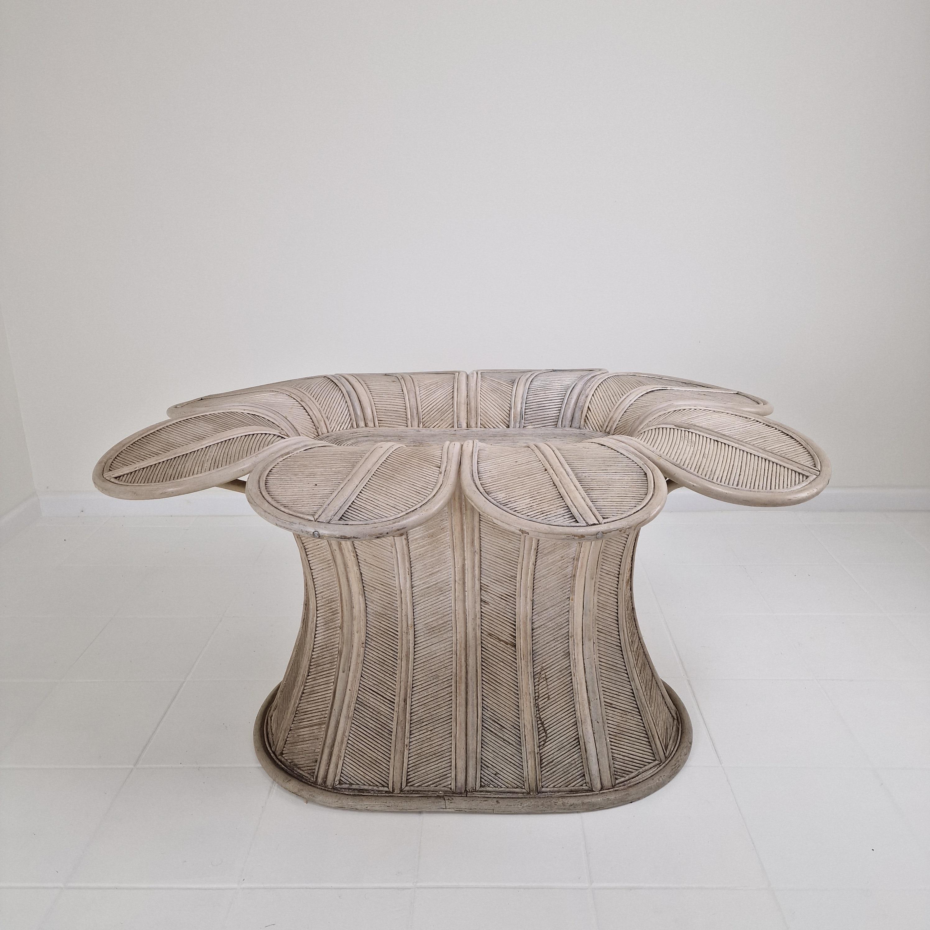Magnifique base de table de salle à manger, fabriquée en France au début des années 80. 
Cette belle et rare table est faite de bambou et de rotin.

Très belle base sculptée et solide, vue d'en haut elle ressemble à une fleur.

Il suffit de choisir