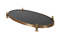 Ovales schwarzes Vintage-Schminktischtablett aus Marmor und Messing mit Fuß aus Messing, Plateau 24"