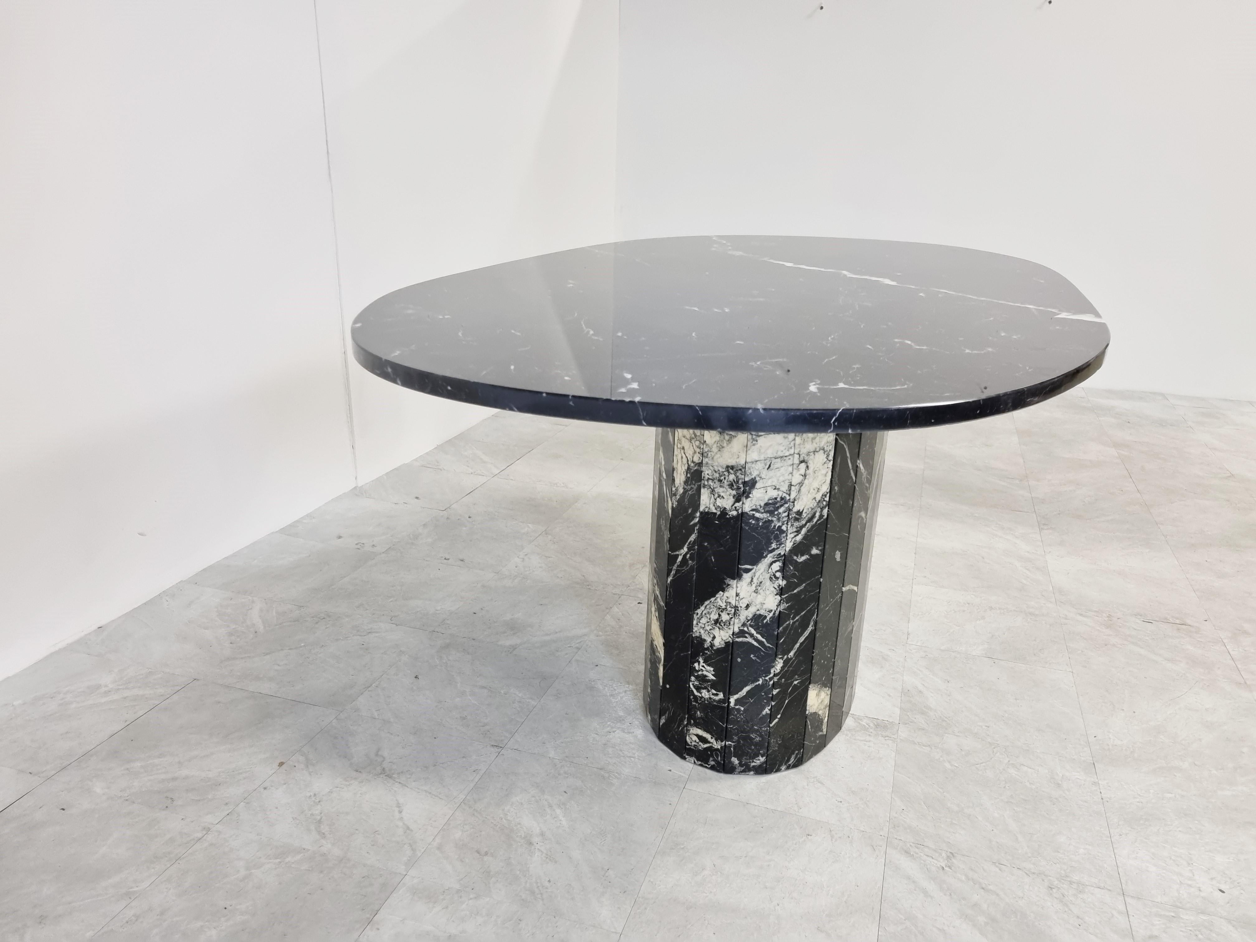 Elegant black marble dining table with a reeded central base. 

Beautiful veined marble.

Timeless and very beautiful table wich fits most interiors.

Good condition. 

1970s - Italy

Dimensions:
Height: 74cm/29.13