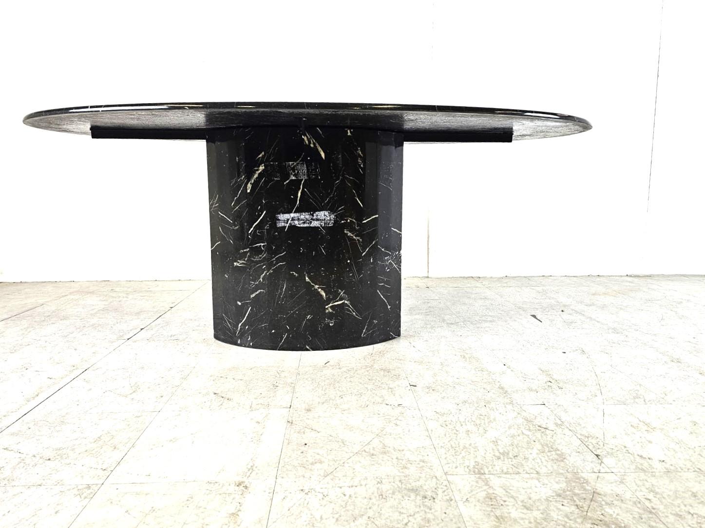 Elegant black marble dining table with a reeded central base. 

Beautiful veined marble.

Timeless and very beautiful table wich fits most interiors.

Good condition. 

1970s - Italy

Dimensions:
Height: 74cm/29.13