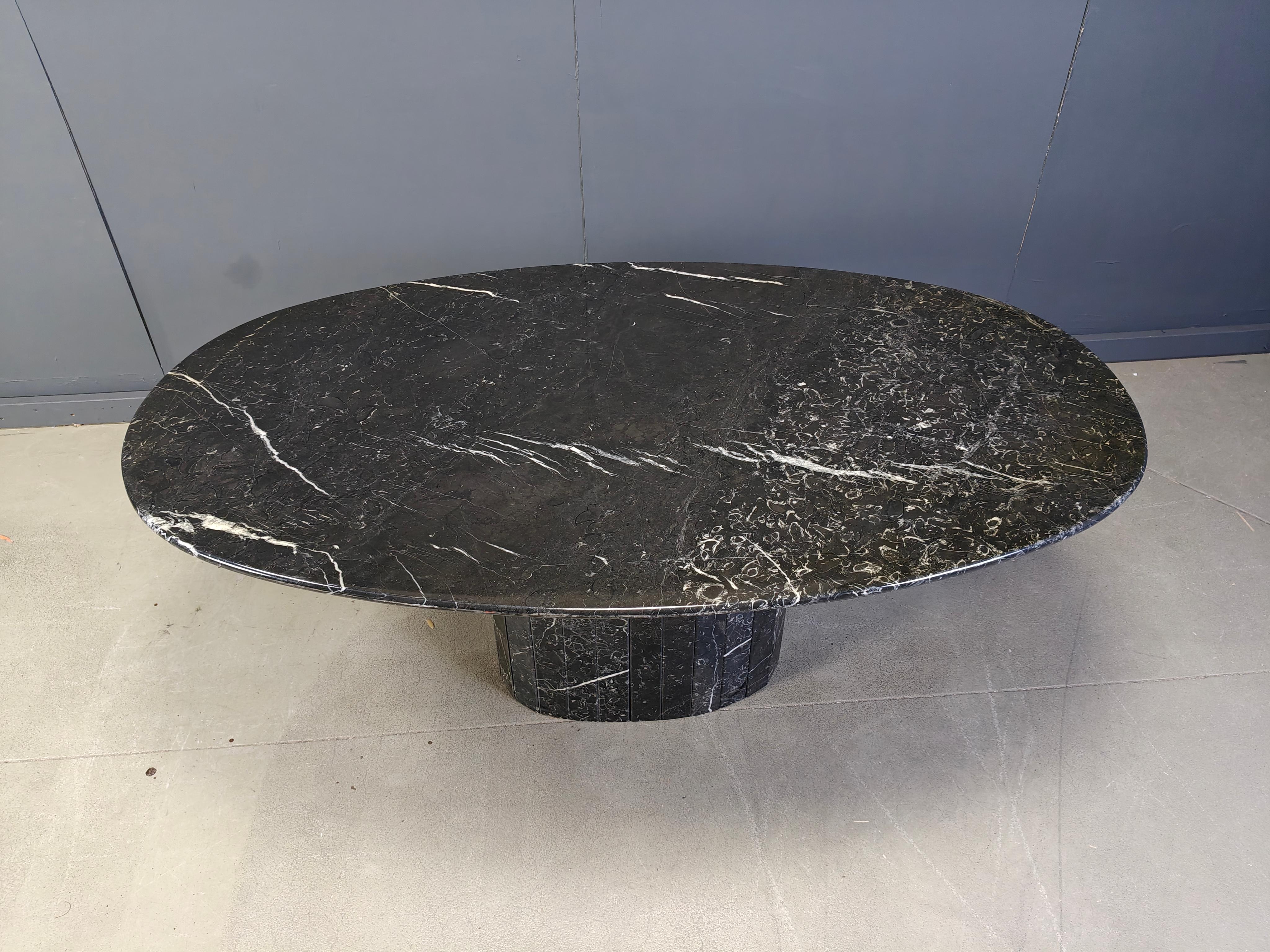 Elegant black marble dining table with a reeded central base. 

Beautiful veined marble.

Timeless and very beautiful table wich fits most interiors.

Good condition. 

1970s - Italy

Dimensions:
Height: 74cm/29.13