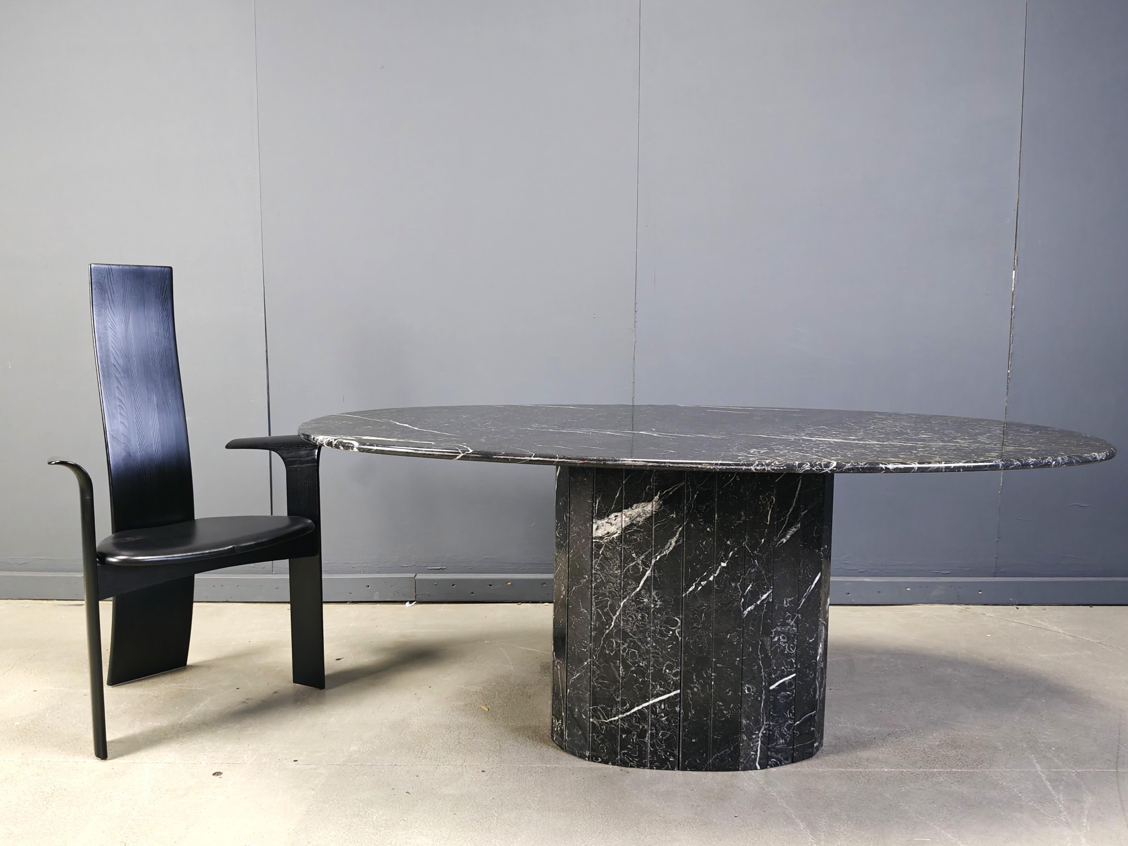 Vintage oval black marble dining table, 1970s In Good Condition For Sale In Leuven, Vlaams Gewest
