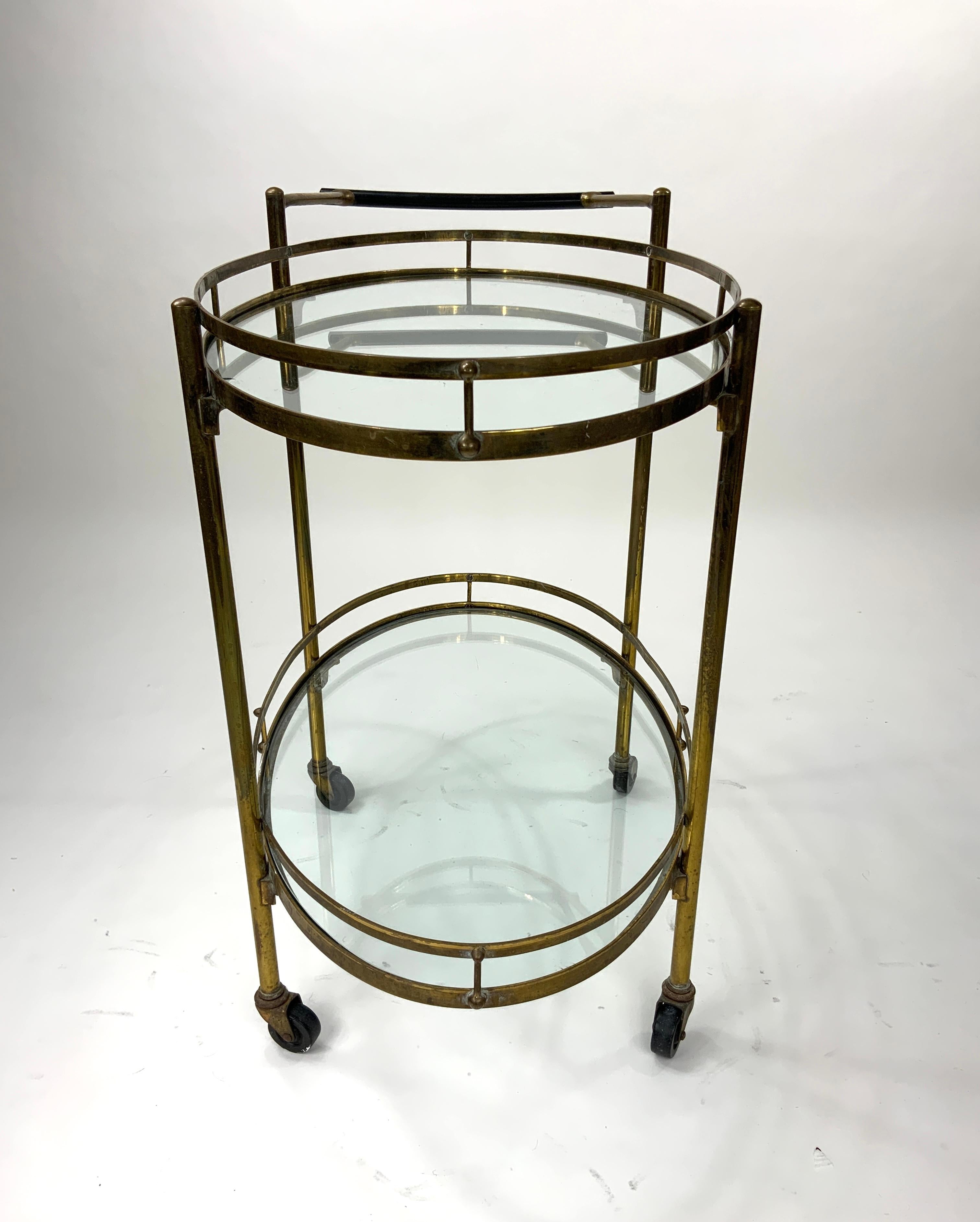 Moderno Carrello da bar ovale in ottone e vetro a 2 livelli, anni '40 Maxwell Phillips Attr in vendita