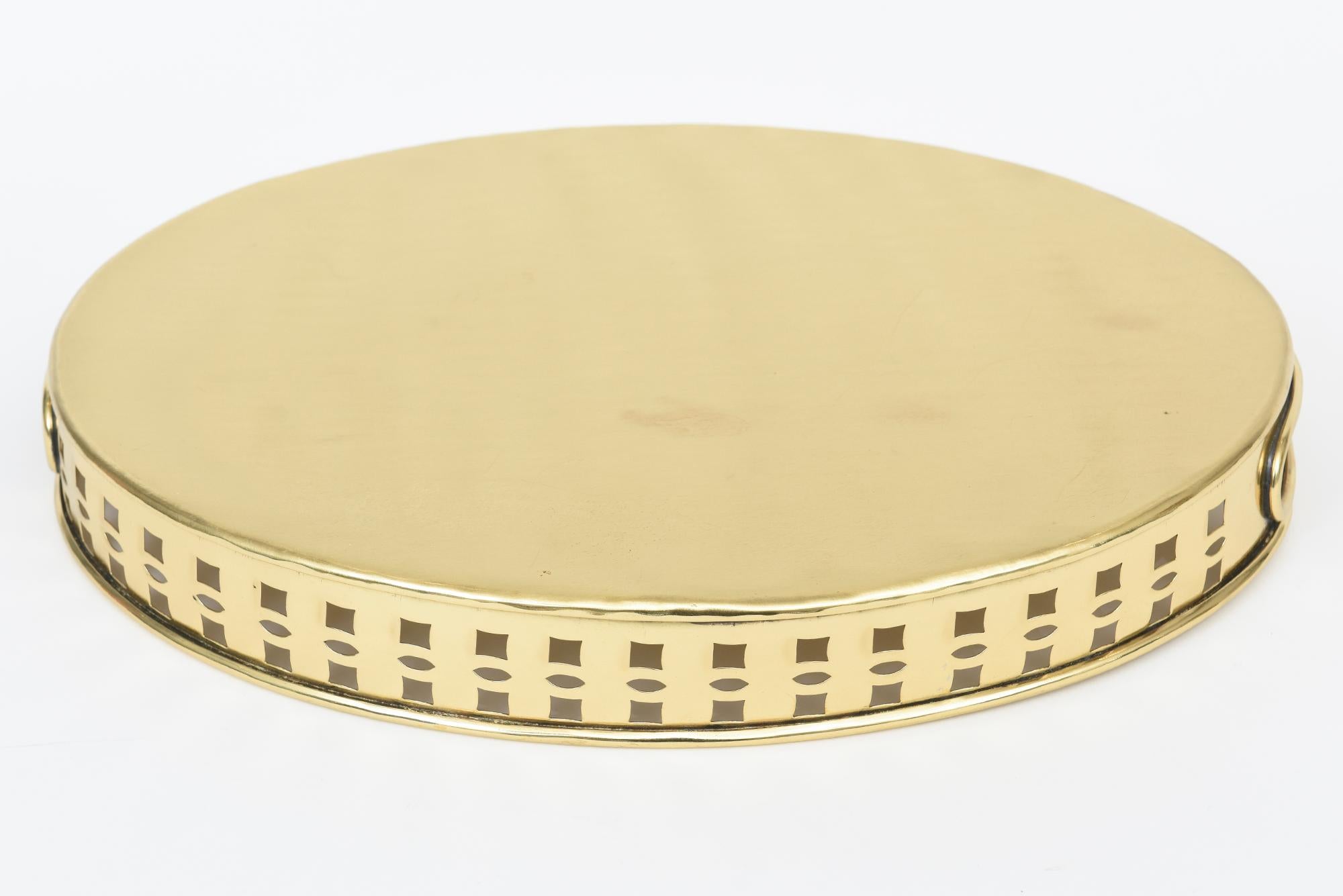 Vintage Oval Messing Tablett mit quadratischen Cut Out Designs und Griffe Barware im Angebot 4