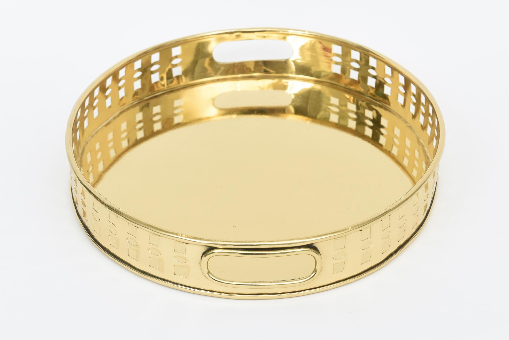 Vintage Oval Messing Tablett mit quadratischen Cut Out Designs und Griffe Barware (Moderne) im Angebot
