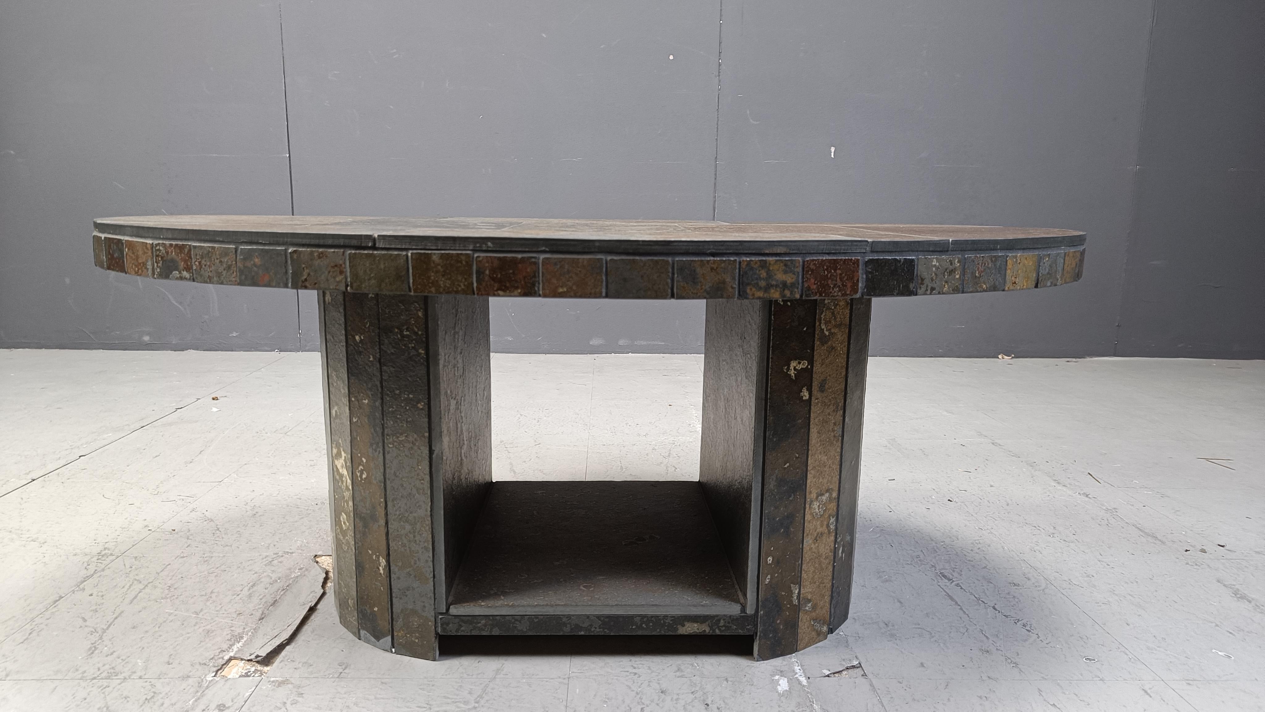 Vintage oval brutalist coffee table, 1970s In Good Condition For Sale In Leuven, Vlaams Gewest