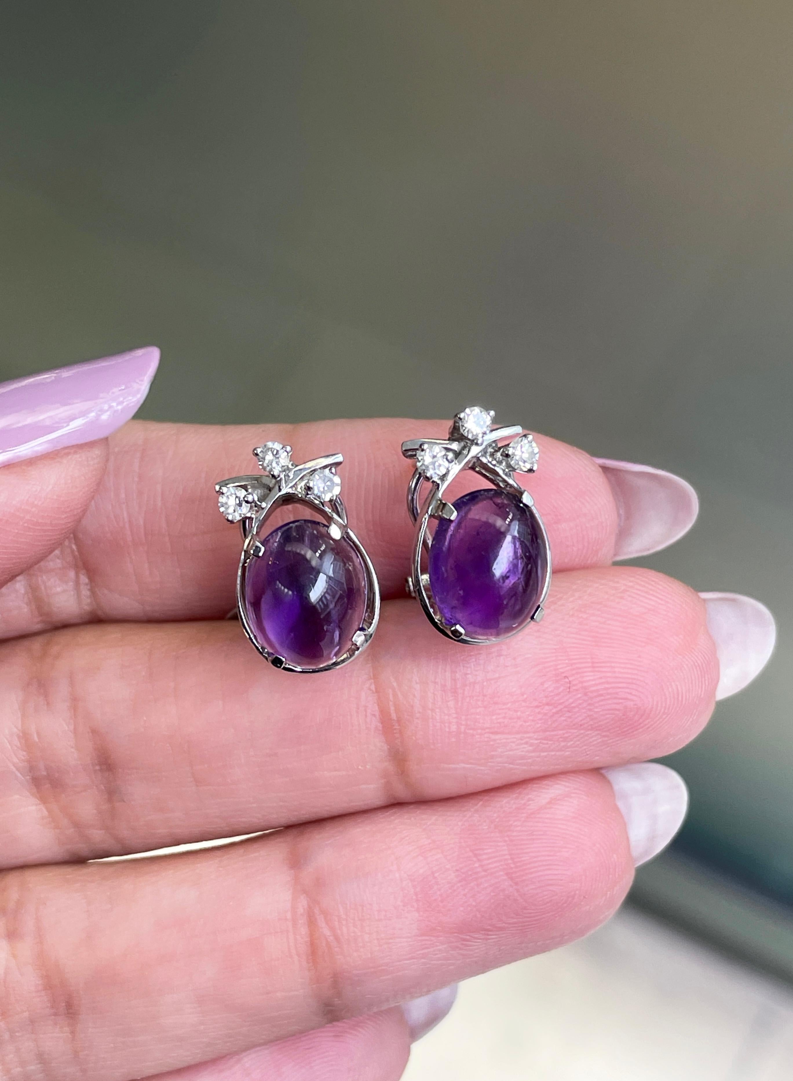 Ohrstecker aus 18 Karat Weißgold mit ovalem Cabochon-Amethyst und Diamant im Vintage-Stil im Zustand „Gut“ im Angebot in London, GB