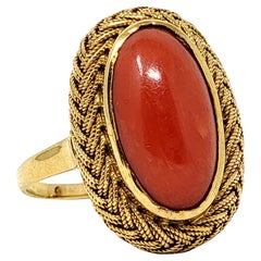 Vintage Vintage Oval Cabochon Koralle Solitär Ring mit geflochtenem Halo in 18 Karat Gold
