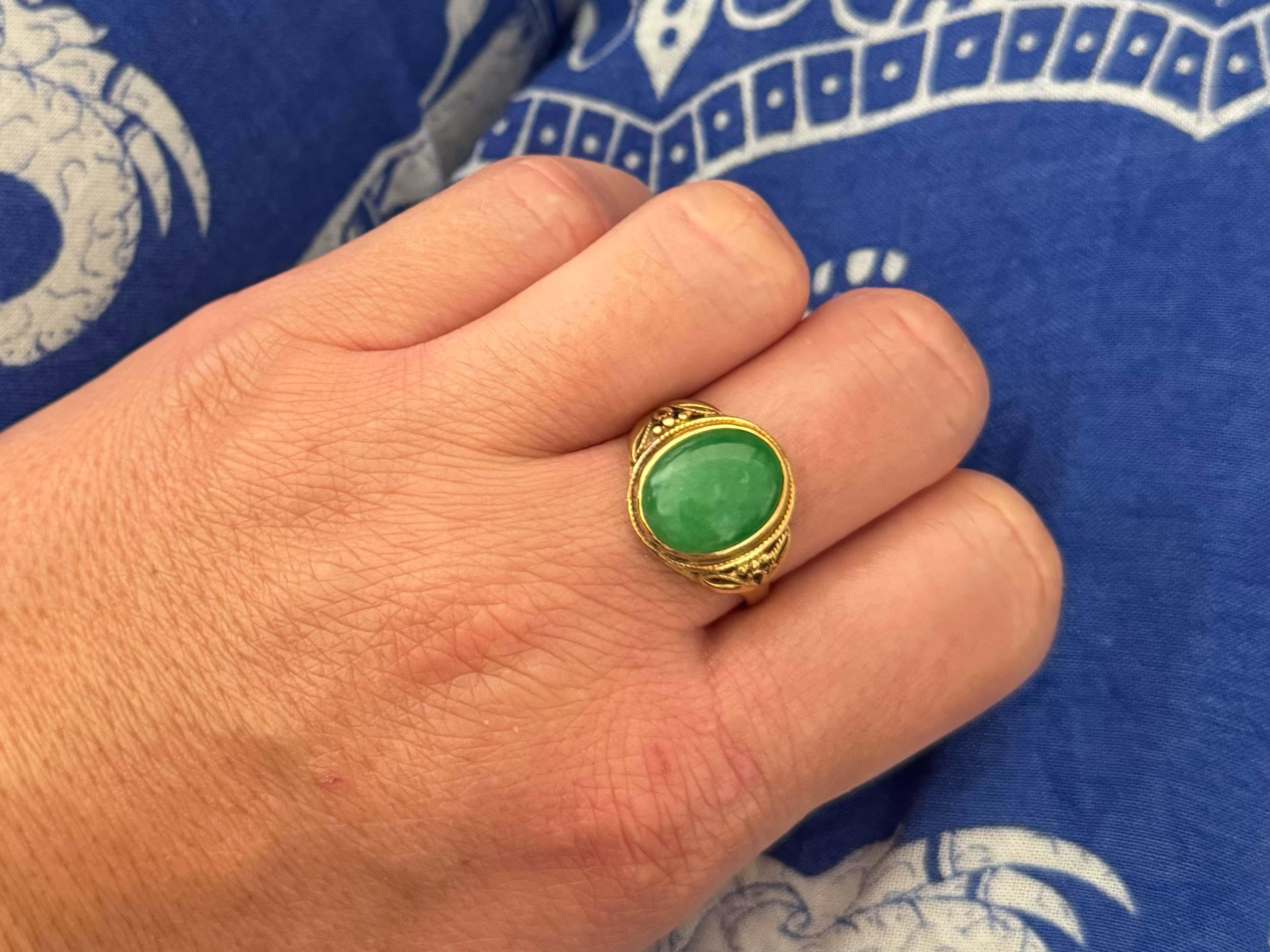 Artikel-Spezifikationen:

Metall: 18K Gelbgold 

Ringgröße:  9,75 (Größenänderung gegen Gebühr möglich)

Gesamtgewicht: 4,7 Gramm

Edelstein-Spezifikationen:

Zentrum Edelstein: Jadeit Jade

Die Form: Oval

Farbe: Grün

Jade Karat Gewicht:  ~4,9