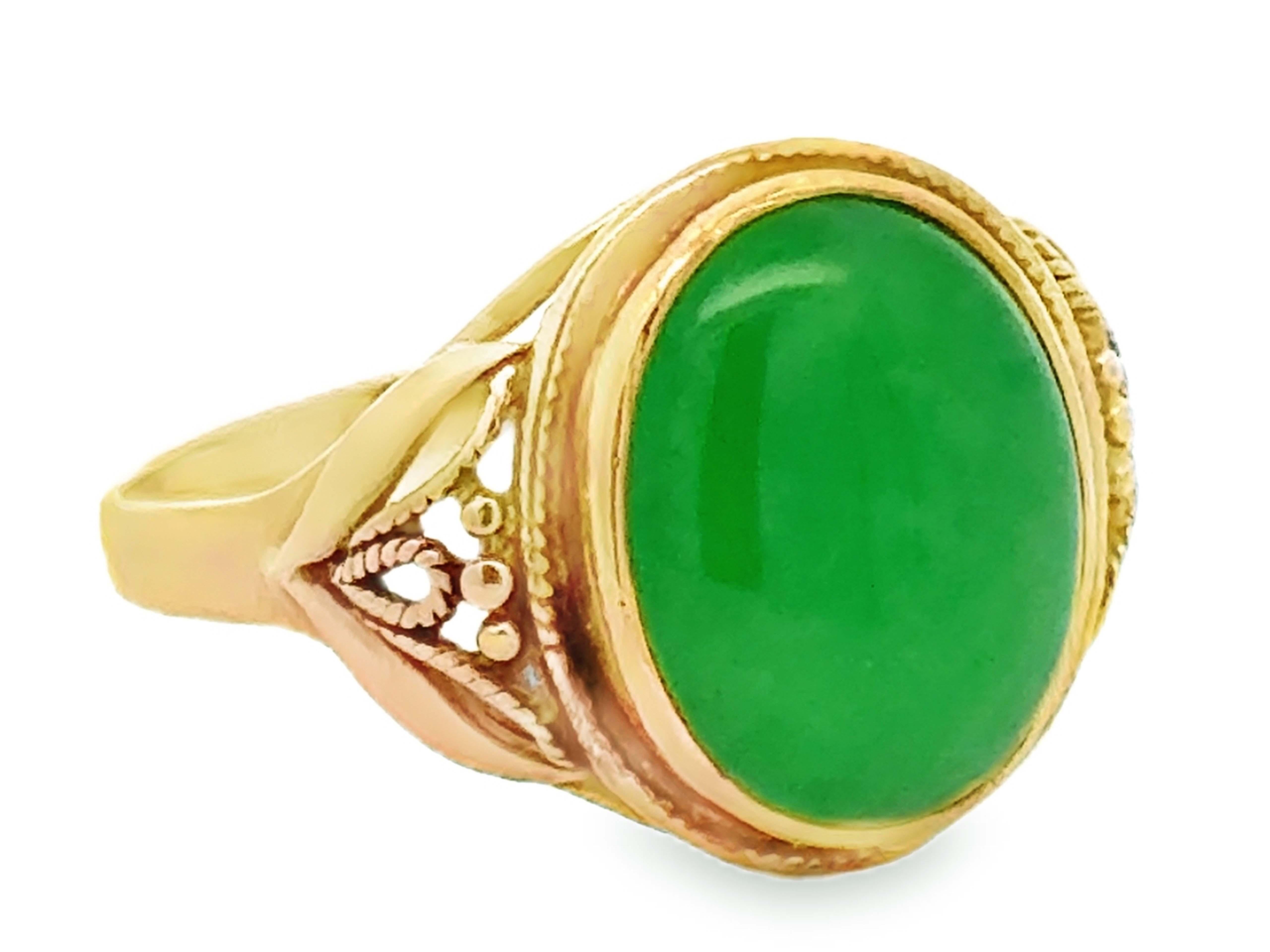 Ovaler Cabochon-Ring aus grüner Jade, 18 Karat Gelbgold, Vintage (Moderne) im Angebot