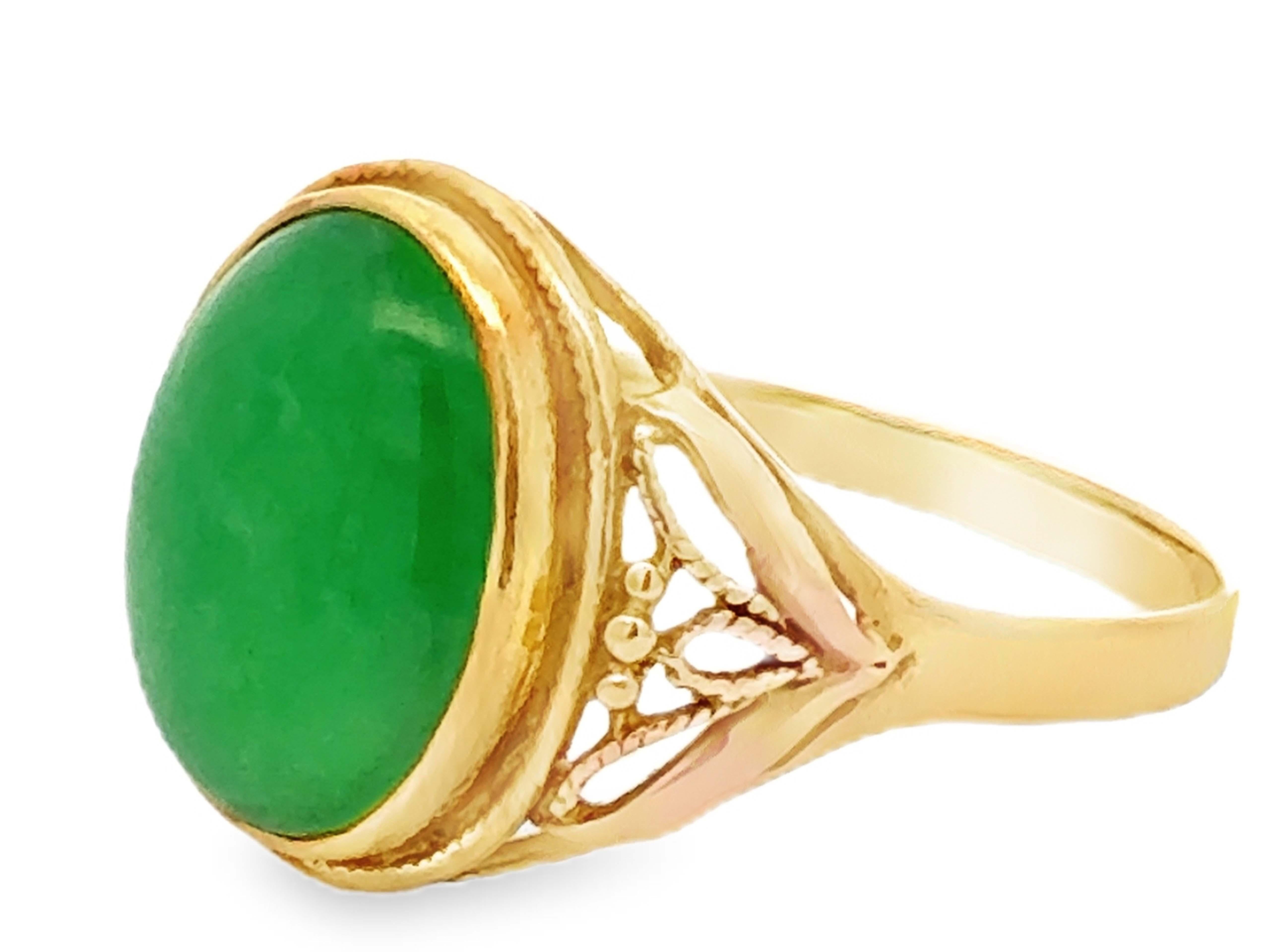 Ovaler Cabochon-Ring aus grüner Jade, 18 Karat Gelbgold, Vintage im Zustand „Hervorragend“ im Angebot in Honolulu, HI
