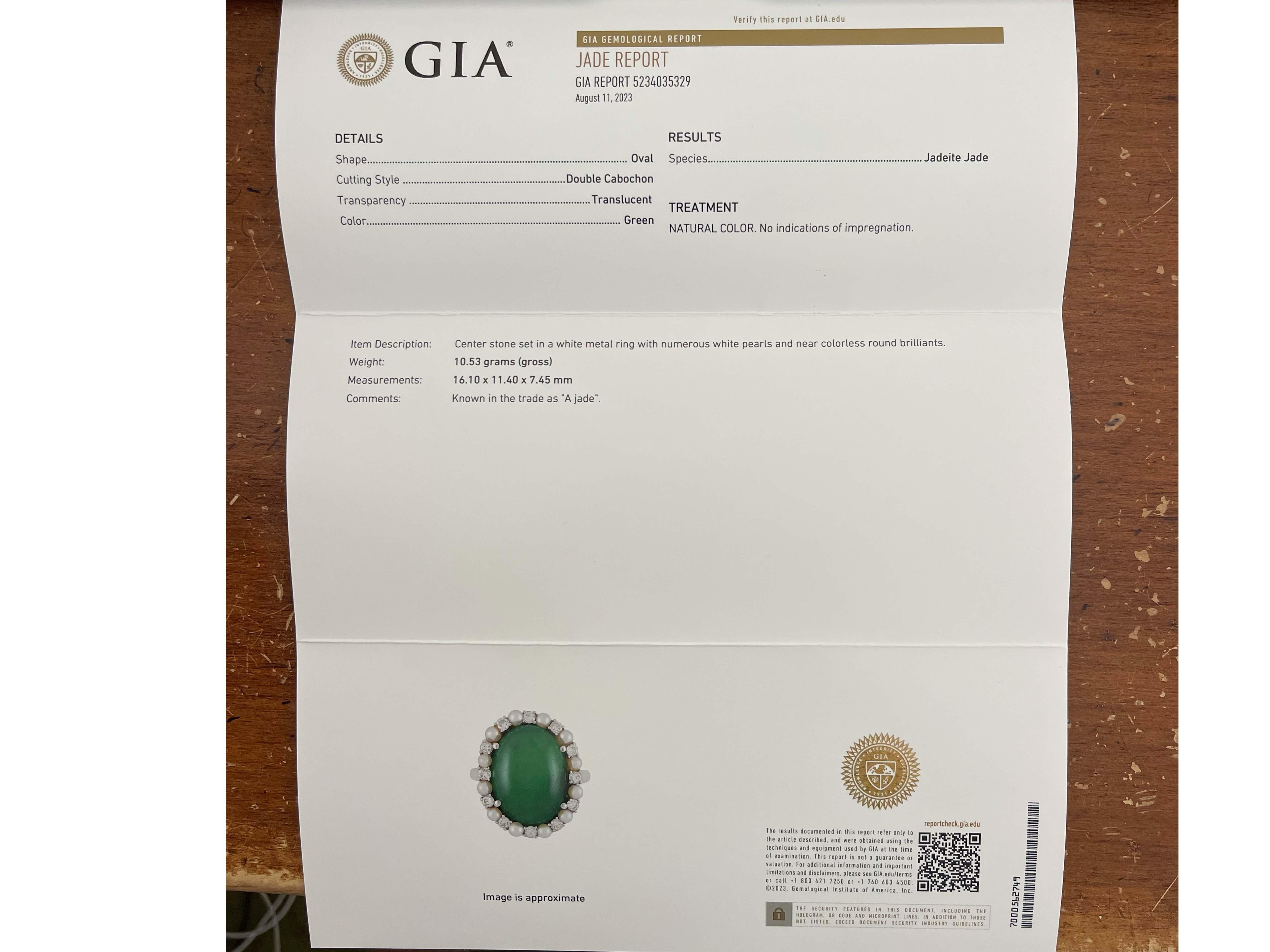 Taille cabochon Bague en platine avec jadéite, perle de jade et halo de diamants certifiés GIA en vente
