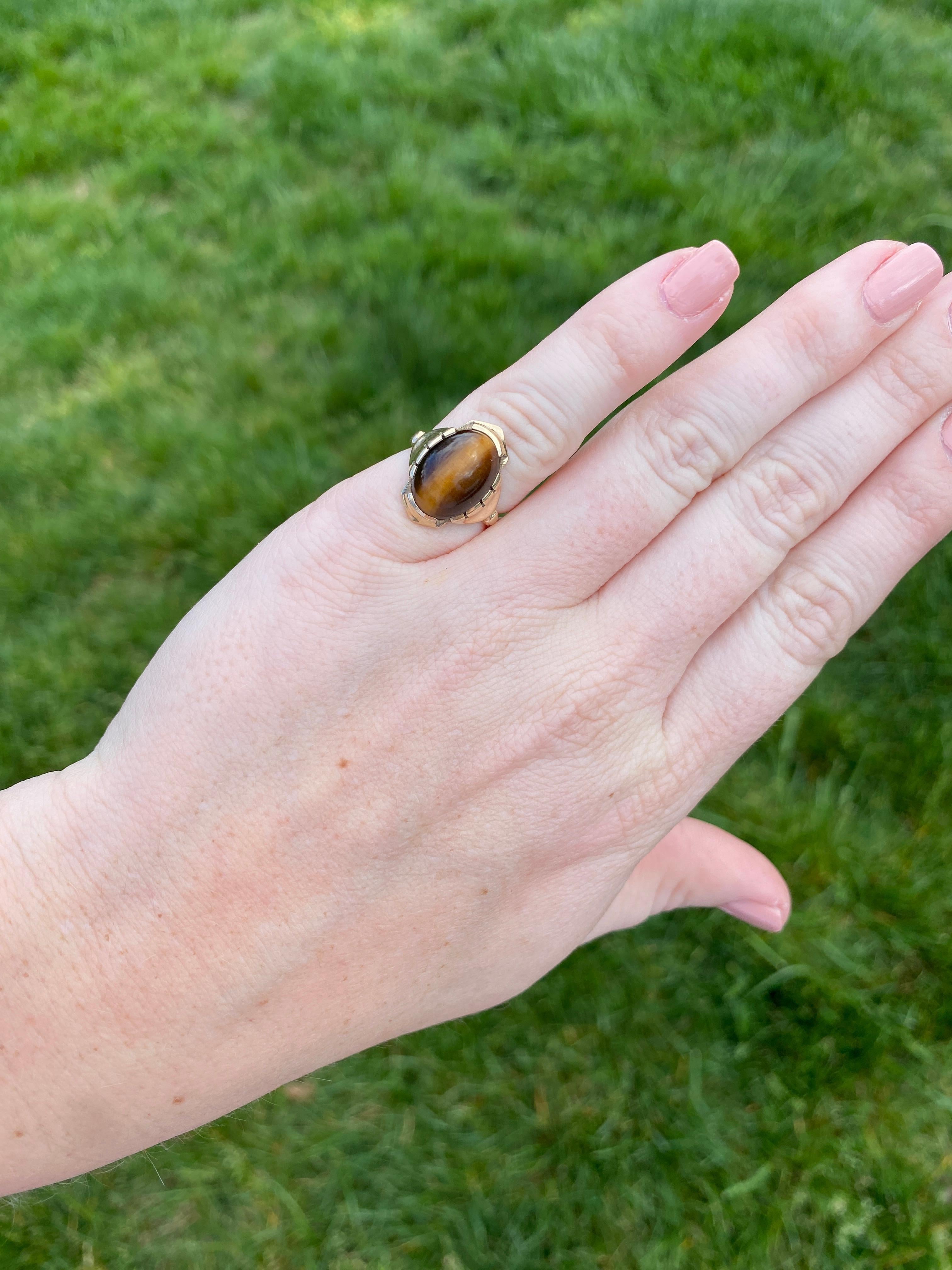 Vintage Oval Cabochon Tiger's Eye Ring, 10k Yellow Gold, Ring, circa 1930 For Sale 1