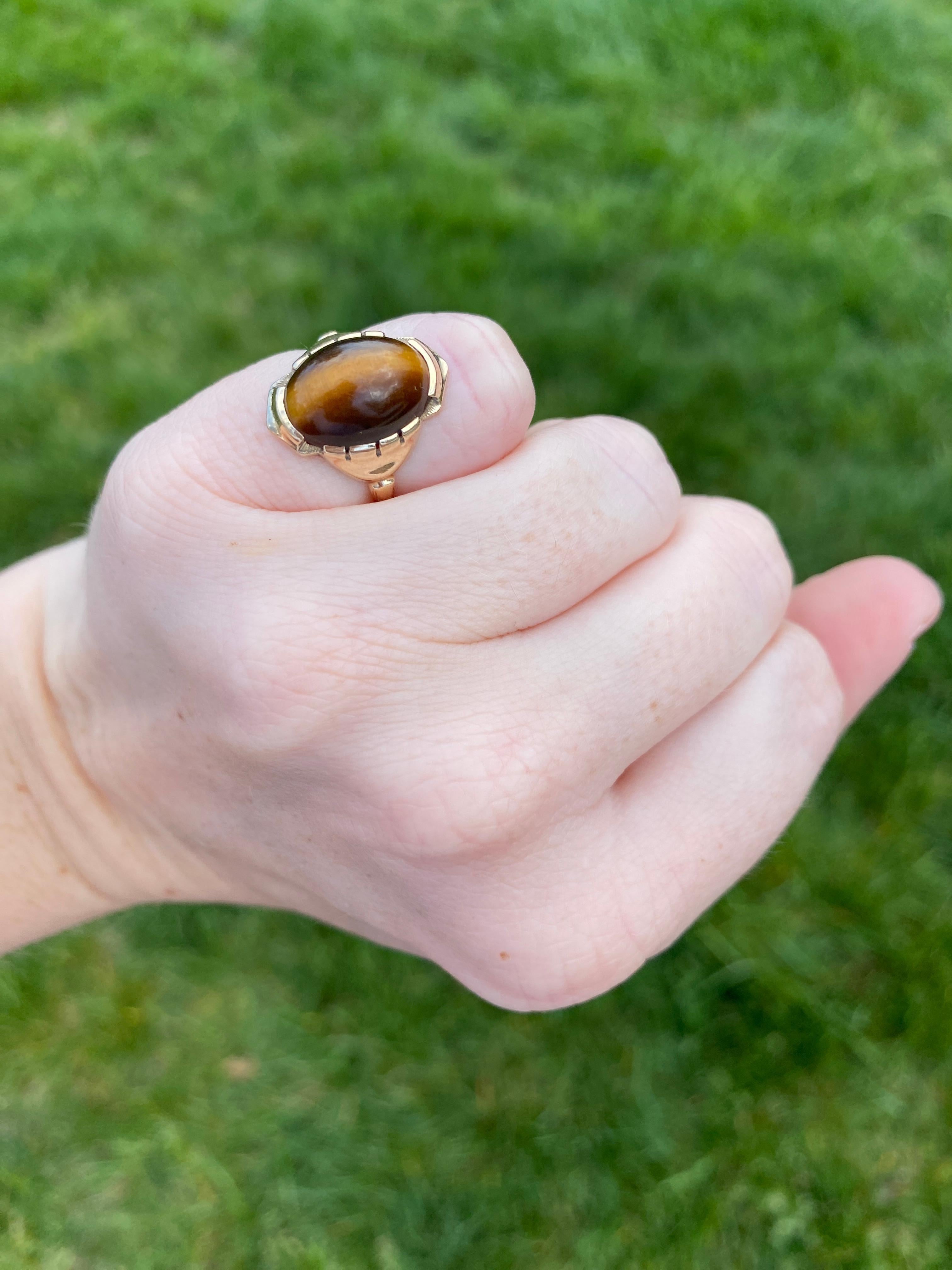 Vintage Oval Cabochon Tiger's Eye Ring, 10k Yellow Gold, Ring, circa 1930 For Sale 2