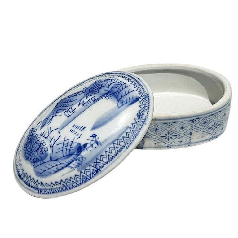 Chinoiseries Vieux plat à bijoux ovale en céramique Chinoiserie bleu et blanc avec couvercle en vente