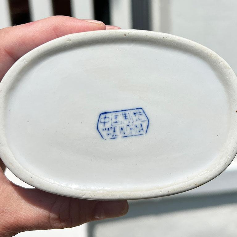 Vieux plat à bijoux ovale en céramique Chinoiserie bleu et blanc avec couvercle Bon état - En vente à Oklahoma City, OK