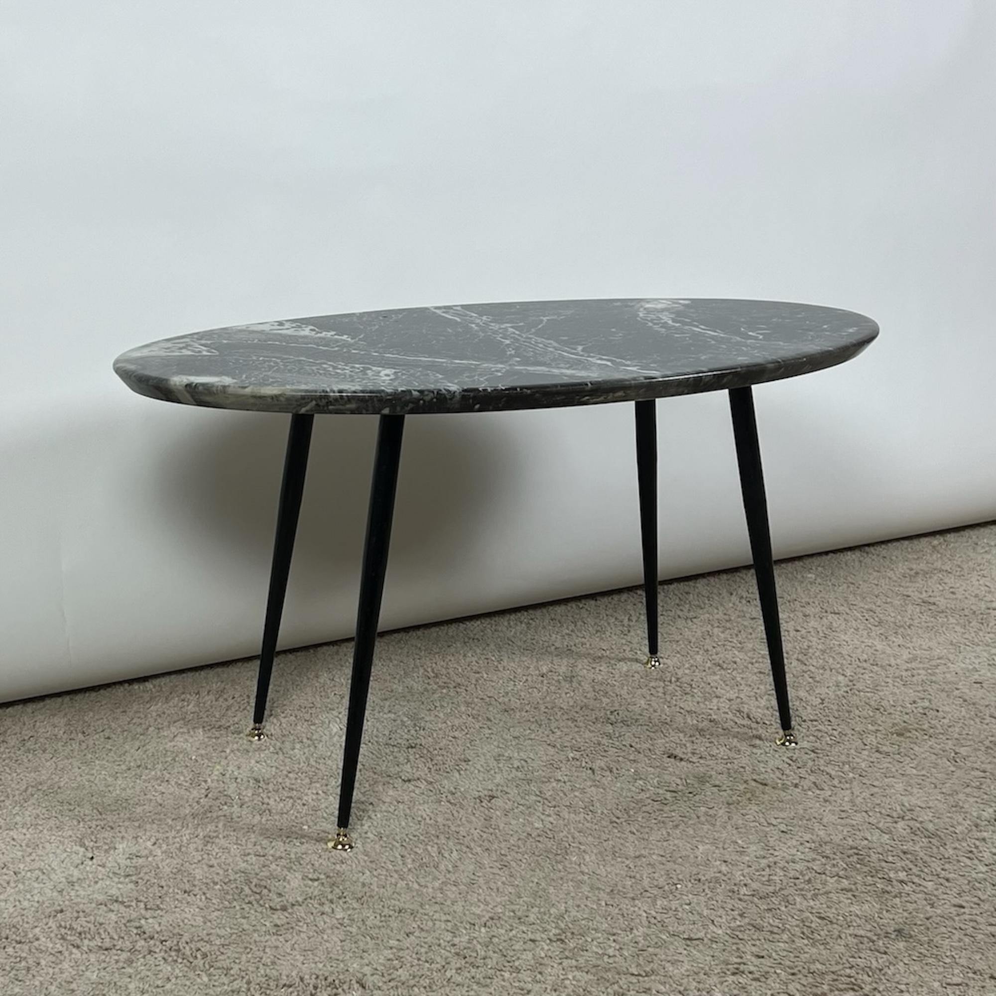 Vintage Oval Coffee Table - 1960s Charm with Faux Marble Top and Brass Accents In Good Condition In San Benedetto Del Tronto, IT