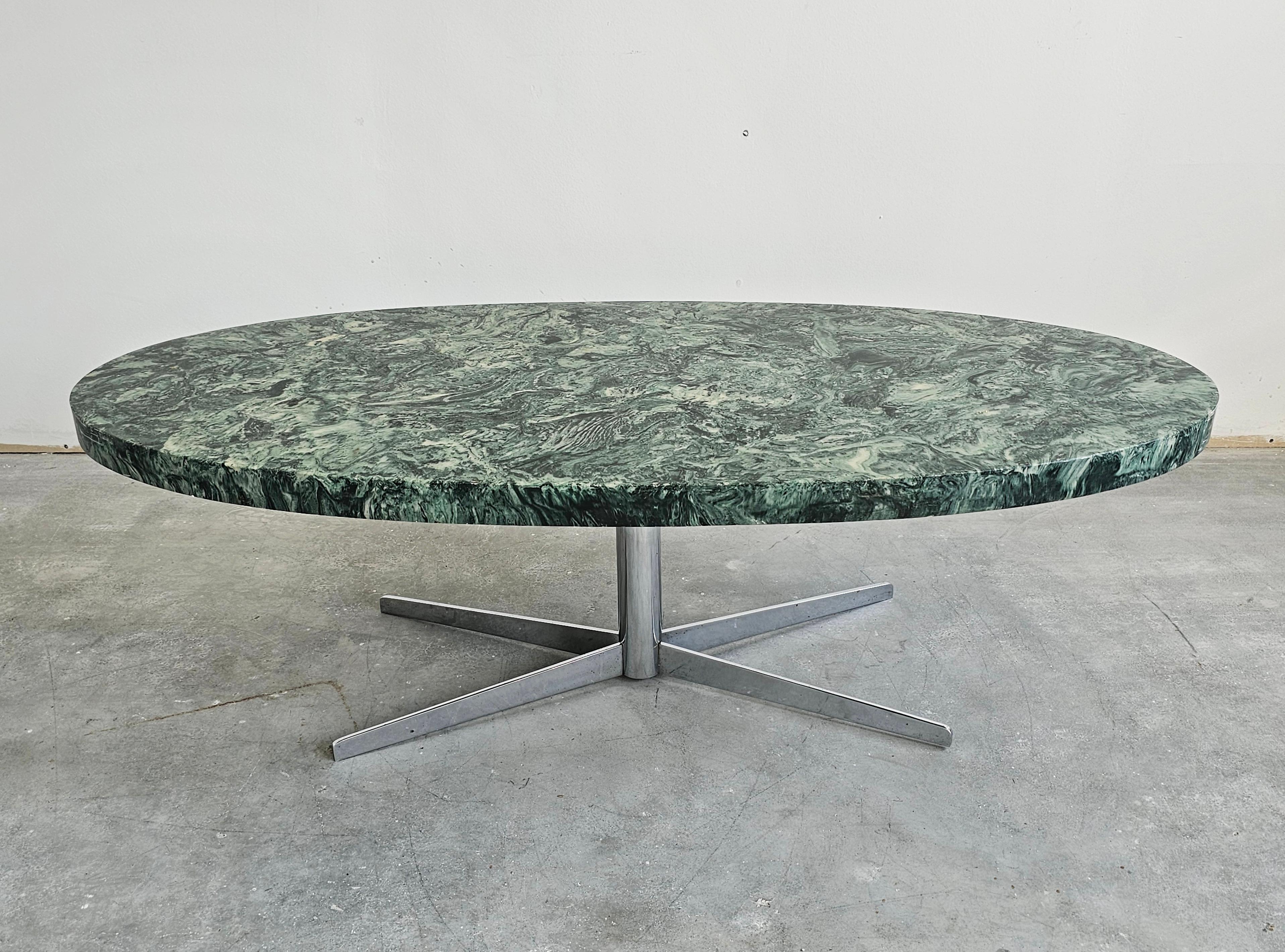 En este anuncio encontrarás una llamativa Mesa de centro ovalada grande Mid Century Modern. Está diseñada al estilo de Florence Knoll, con una espectacular encimera verde, realizada en lo que parece ser un material compuesto muy pesado parecido al