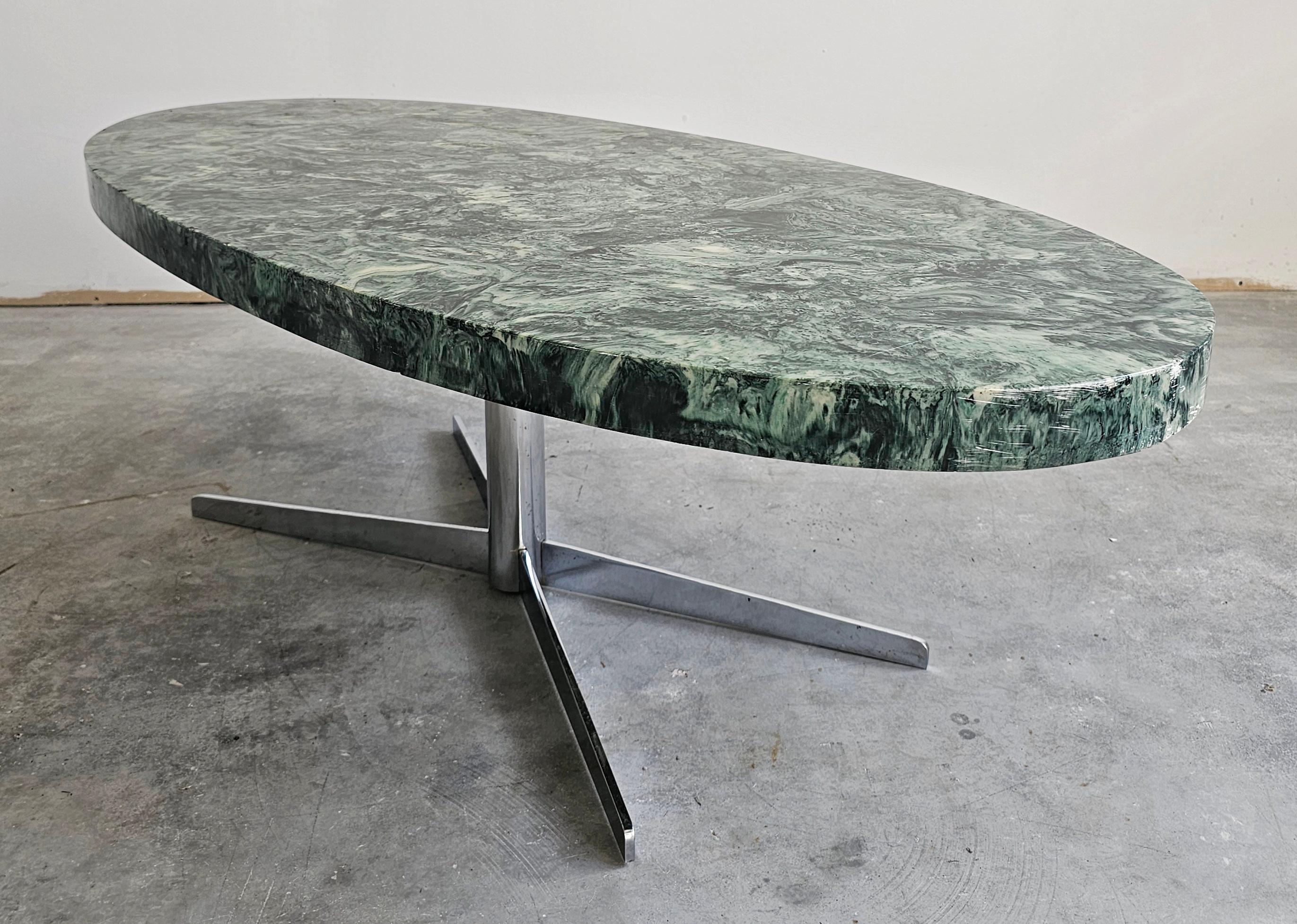 Mesa de centro ovalada vintage al estilo de Florence Knoll con tablero verde Posmoderno en venta