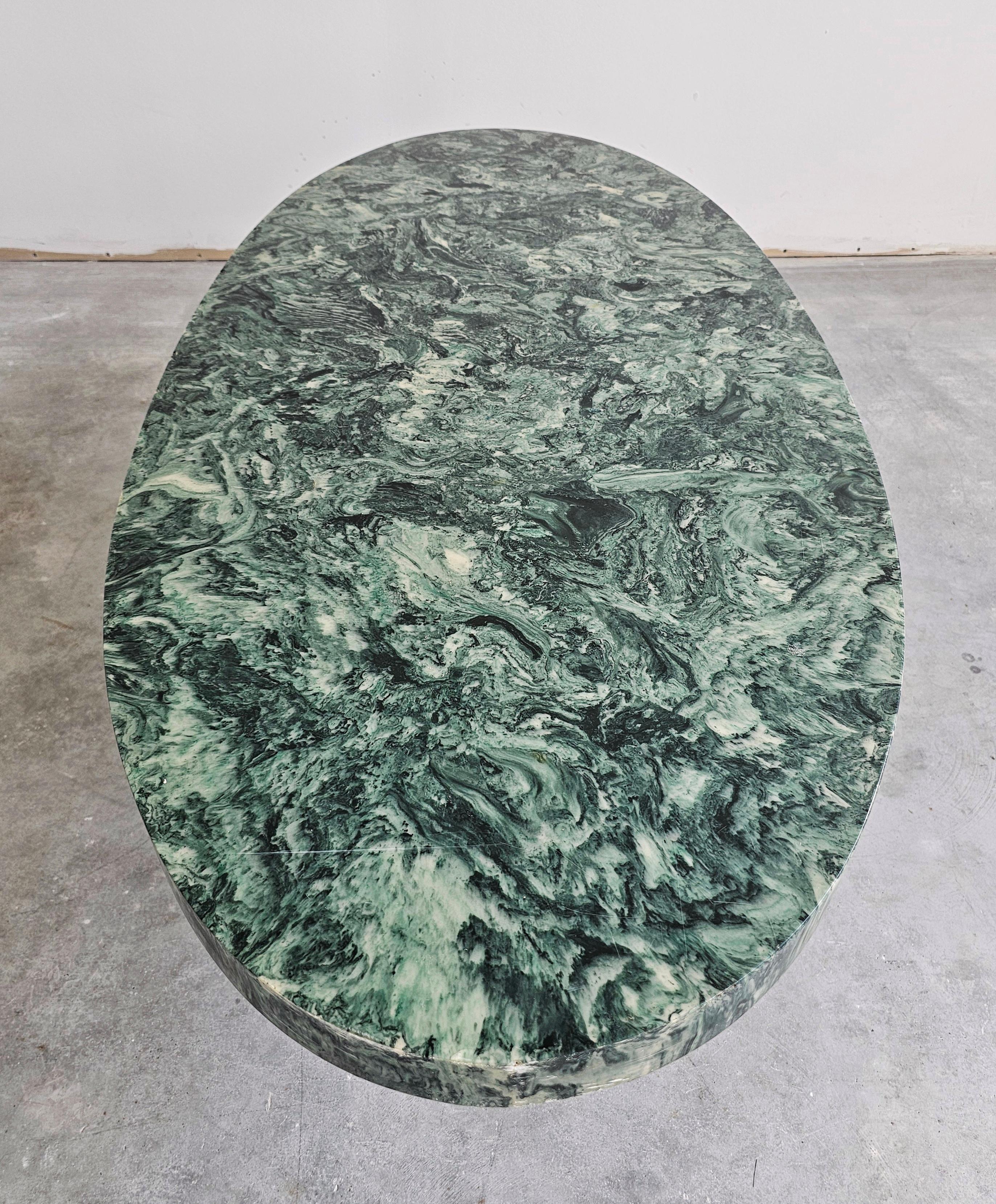 Mesa de centro ovalada vintage al estilo de Florence Knoll con tablero verde Italiano en venta