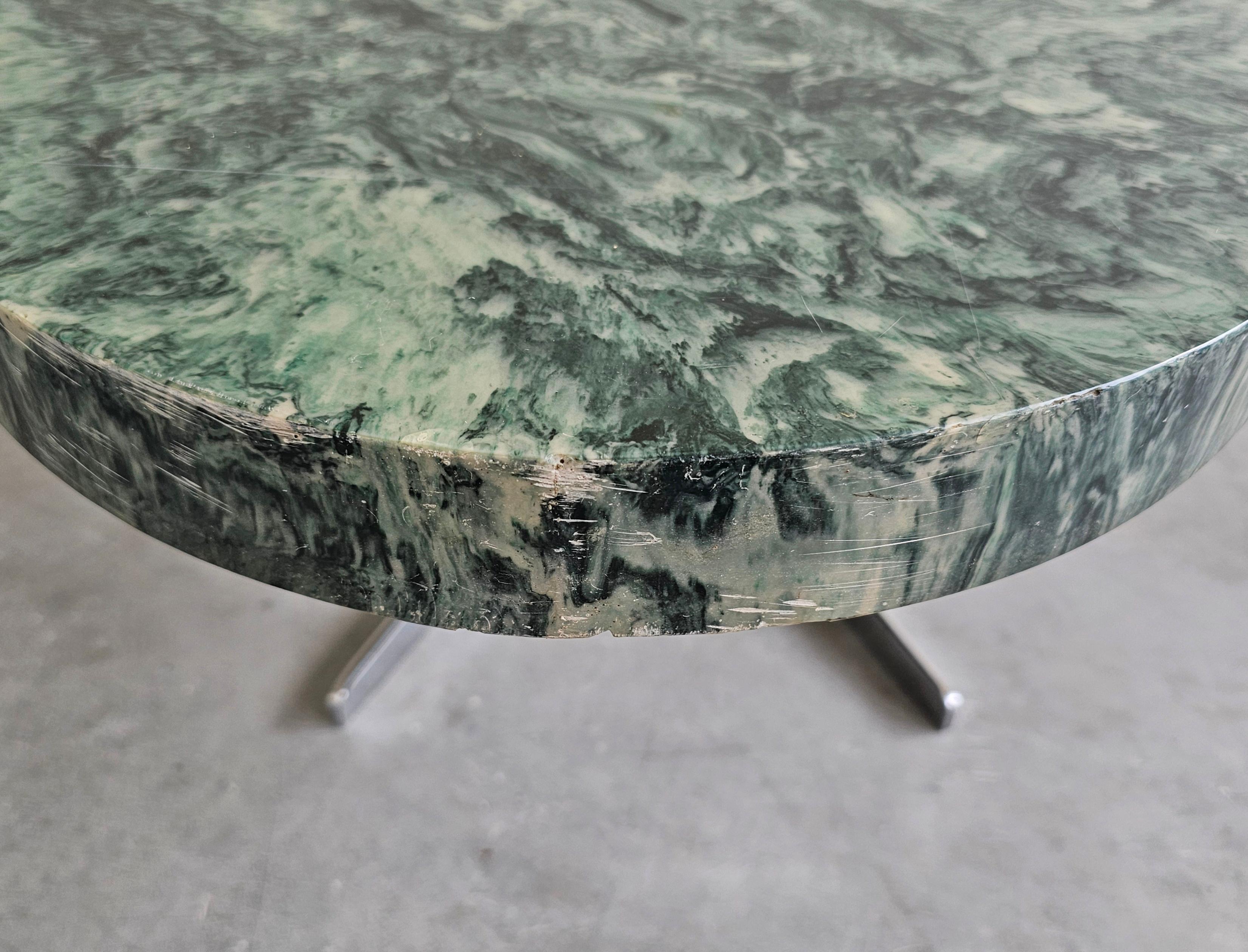 Mesa de centro ovalada vintage al estilo de Florence Knoll con tablero verde finales del siglo XX en venta