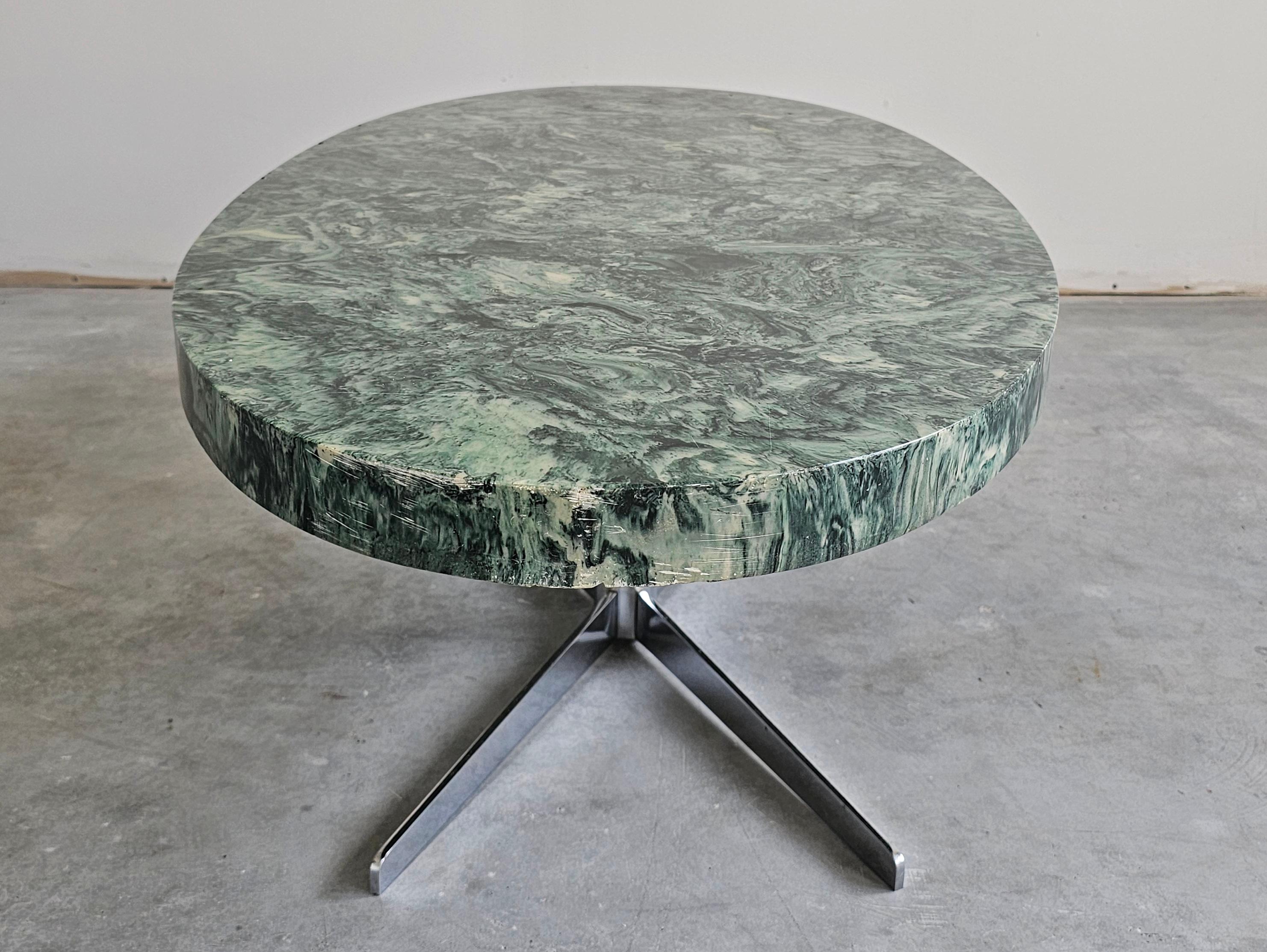 Mesa de centro ovalada vintage al estilo de Florence Knoll con tablero verde Cromo en venta