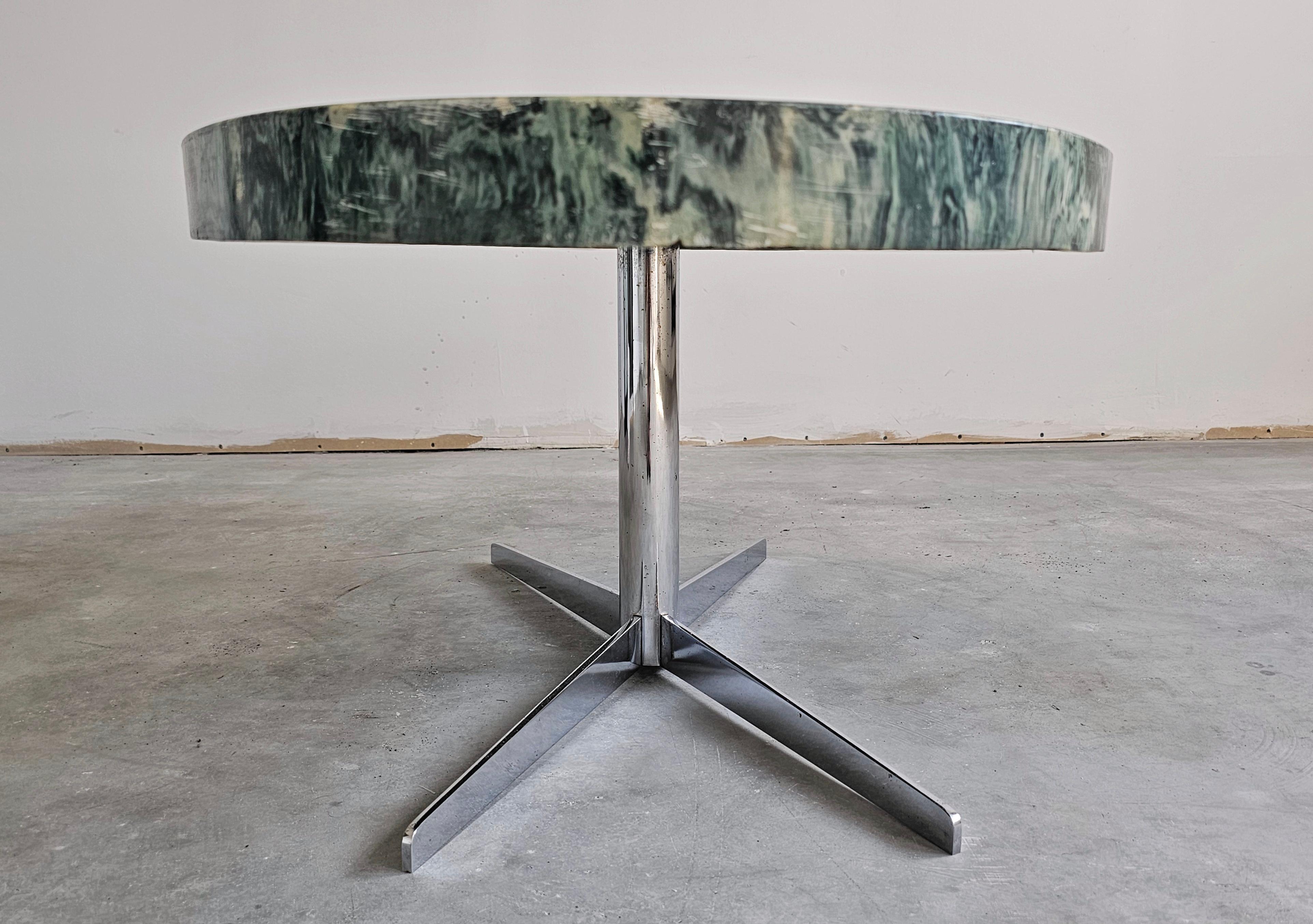 Mesa de centro ovalada vintage al estilo de Florence Knoll con tablero verde en venta 1