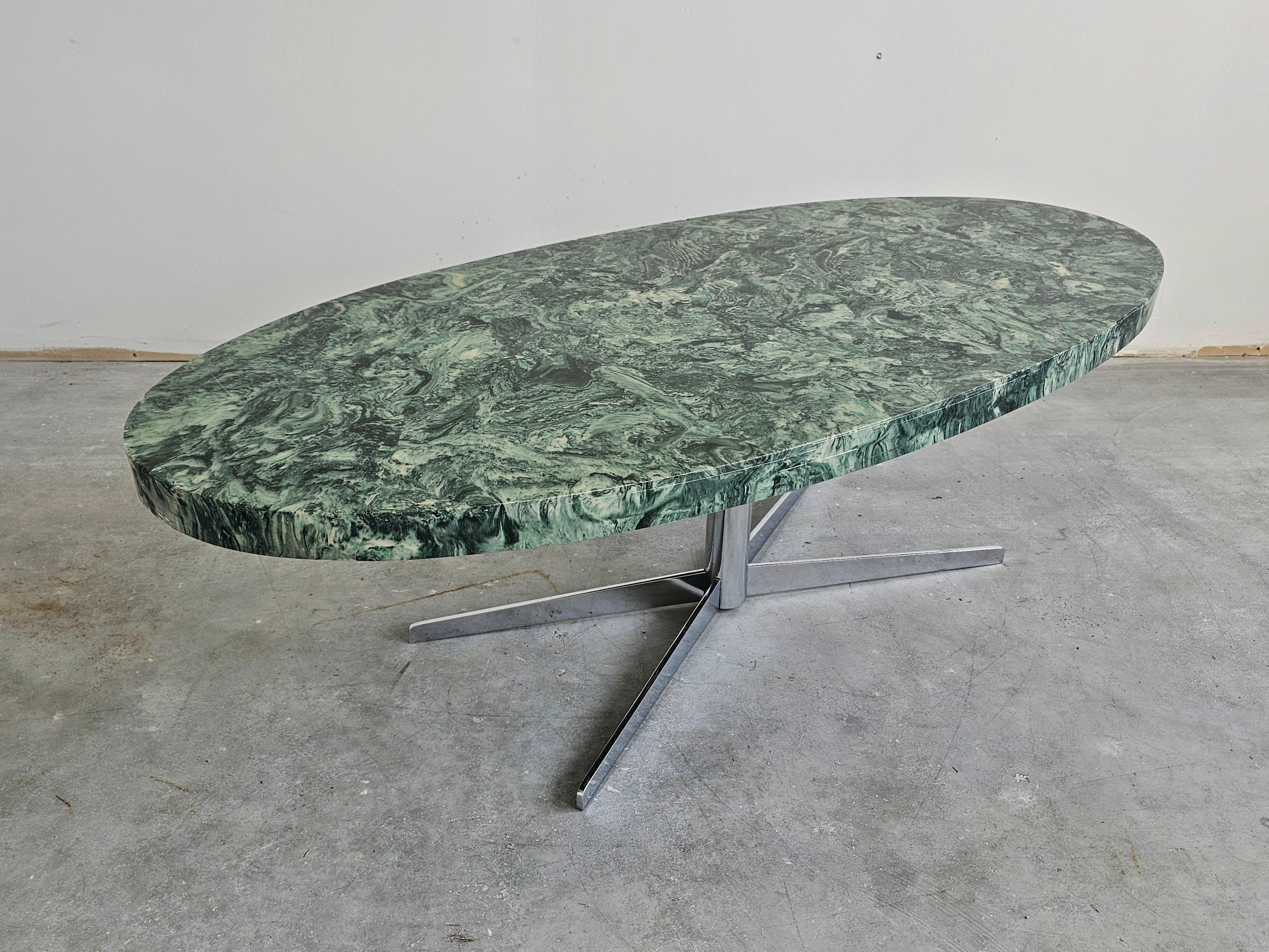 Mesa de centro ovalada vintage al estilo de Florence Knoll con tablero verde en venta 2