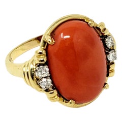 Bague cocktail vintage en or 18 carats avec corail ovale et diamants de 8,42 carats au total