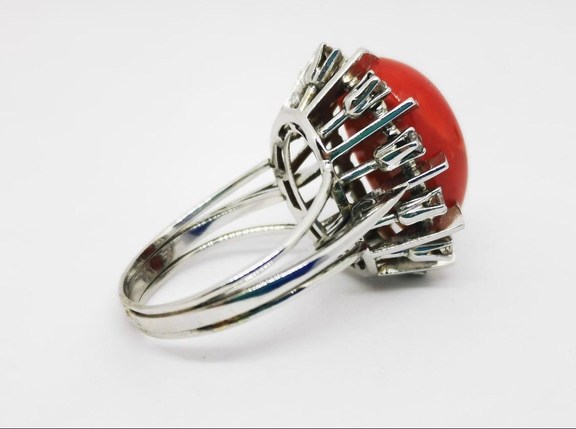 Vintage Oval Coral and Diamond Cocktail Ring In Good Condition For Sale In Lisbon, PT