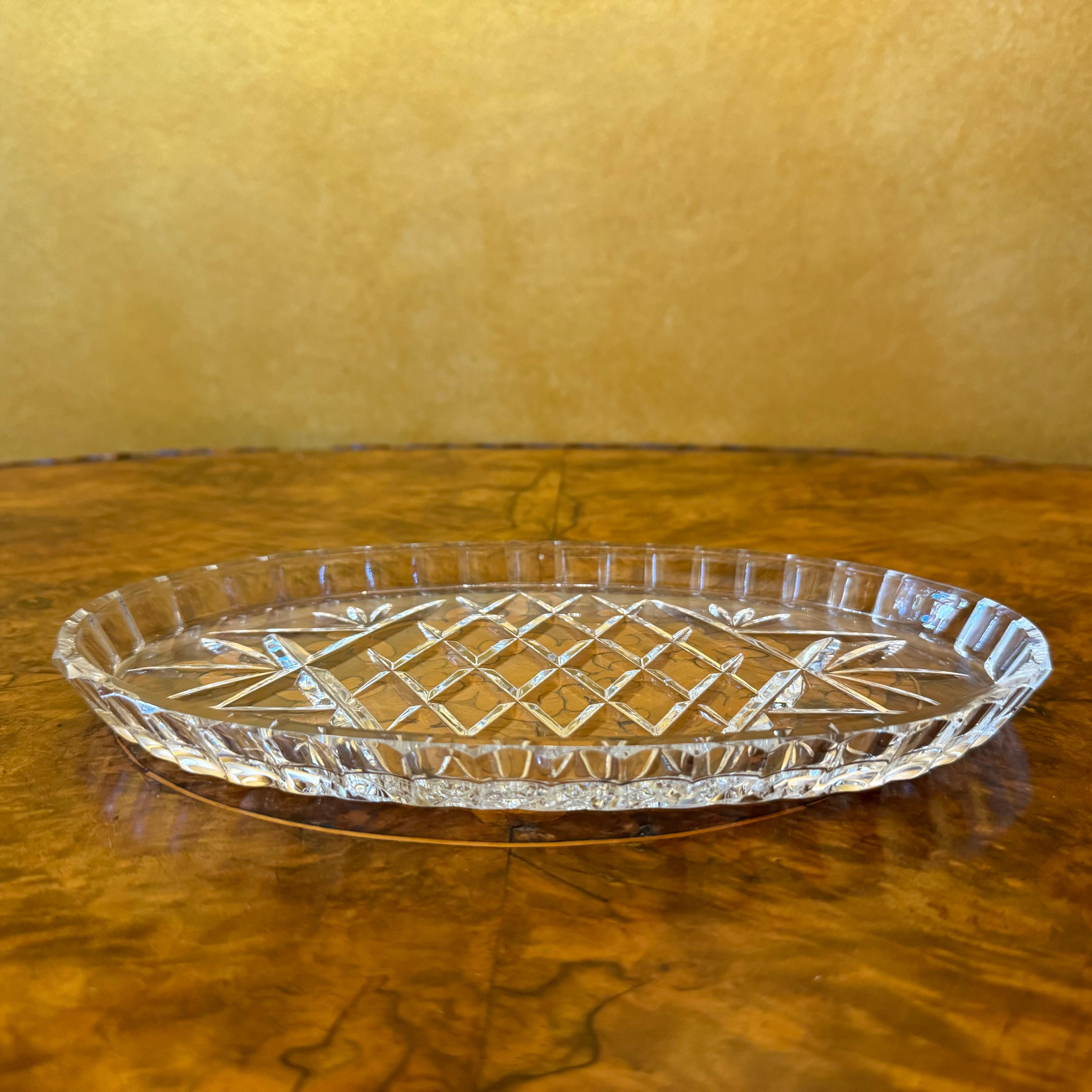 Descripción: Bandeja de cristal con diseño de diamantes y árboles tallados, algunos arañazos en la bandeja

Material: Cristal 

Medidas: 1,5 cm de alto, 22 cm de largo, 12 cm de ancho 

Todos los envíos incluyen seguimiento y seguro 