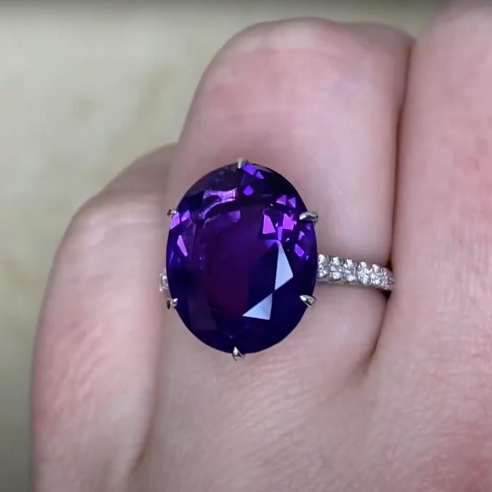 Anello da cocktail con ametista taglio ovale vintage (circa 6,4 carati), platino In condizioni ottime in vendita a New York, NY