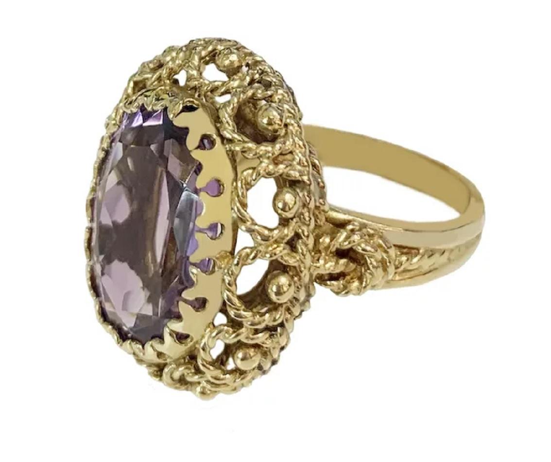 Vintage Oval Cut Amethyst Ring in 14K Yellow Gold For Sale 1
