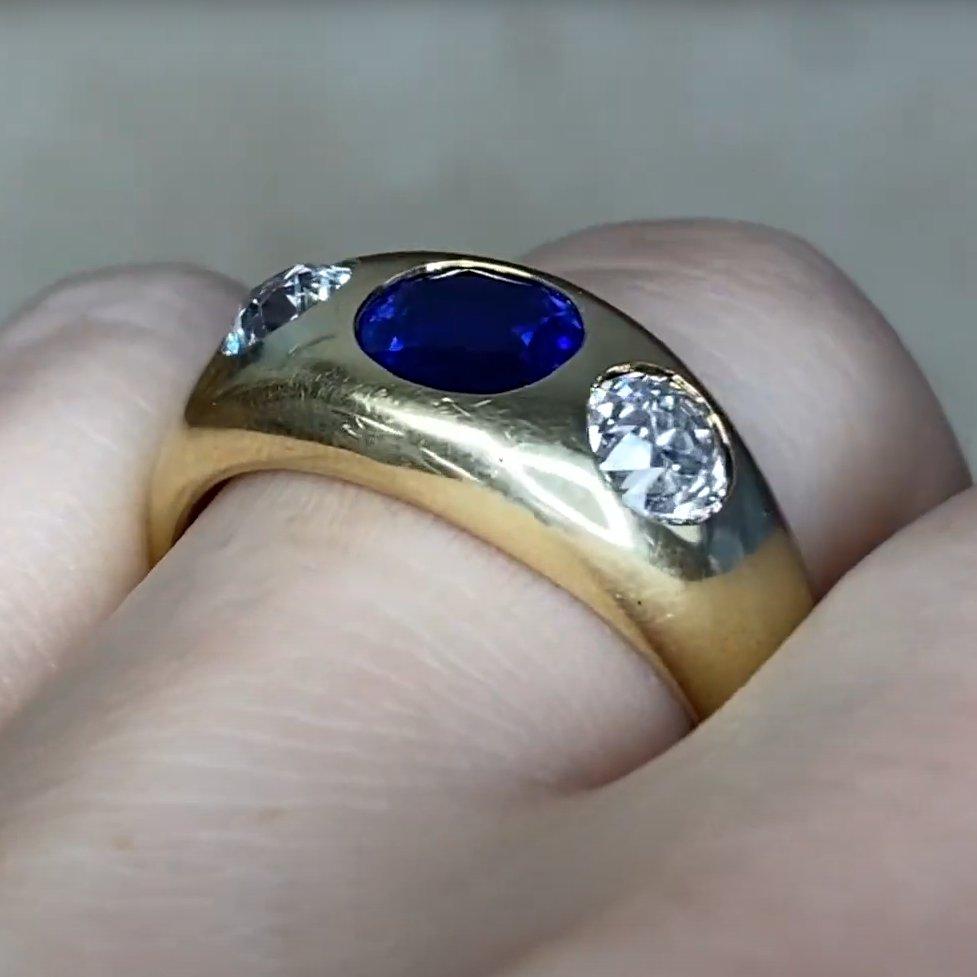 Vintage Oval Cut Burma Sapphire Ring (Approx 1.2-Carats) 14k Yellow Gold No-Heat In Excellent Condition For Sale In New York, NY