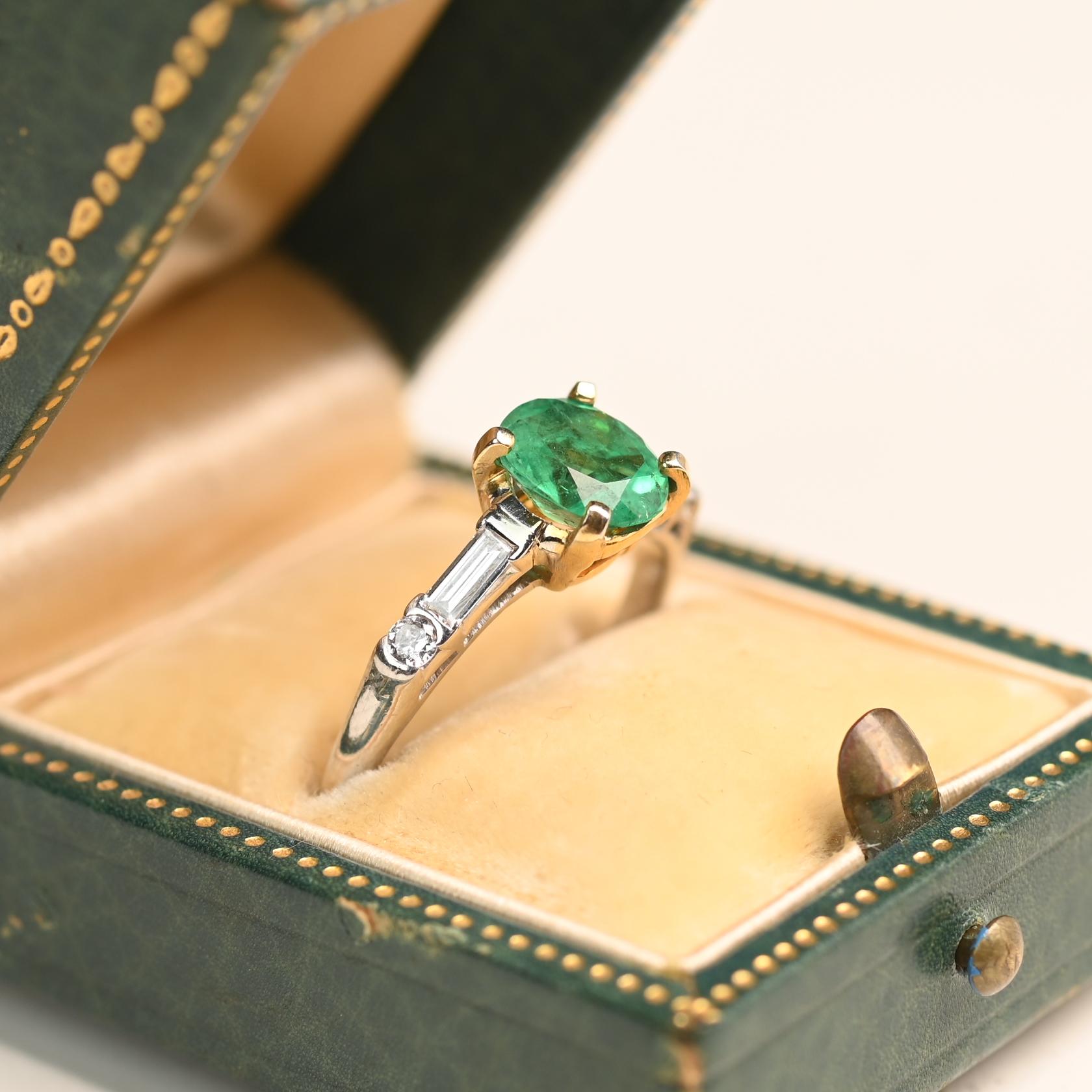 Une bague vintage remarquable mettant en valeur une émeraude de taille ovale pesant environ 1,20 carats. La pierre précieuse d'un vert vif est solidement sertie dans une monture en or jaune 18 carats, offrant un magnifique contraste de couleur et