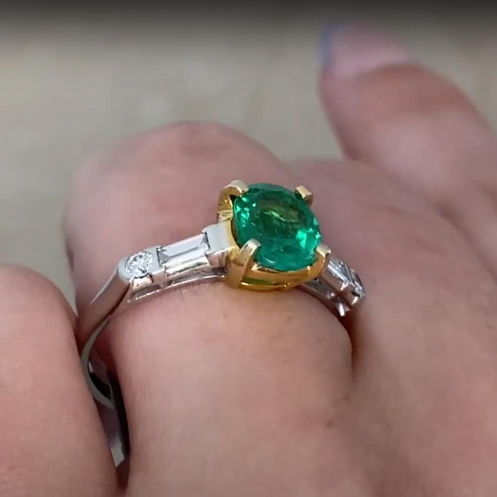 Art déco Bague de cocktail vintage en platine, émeraude ovale (environ 1,20 carats) et diamant en vente